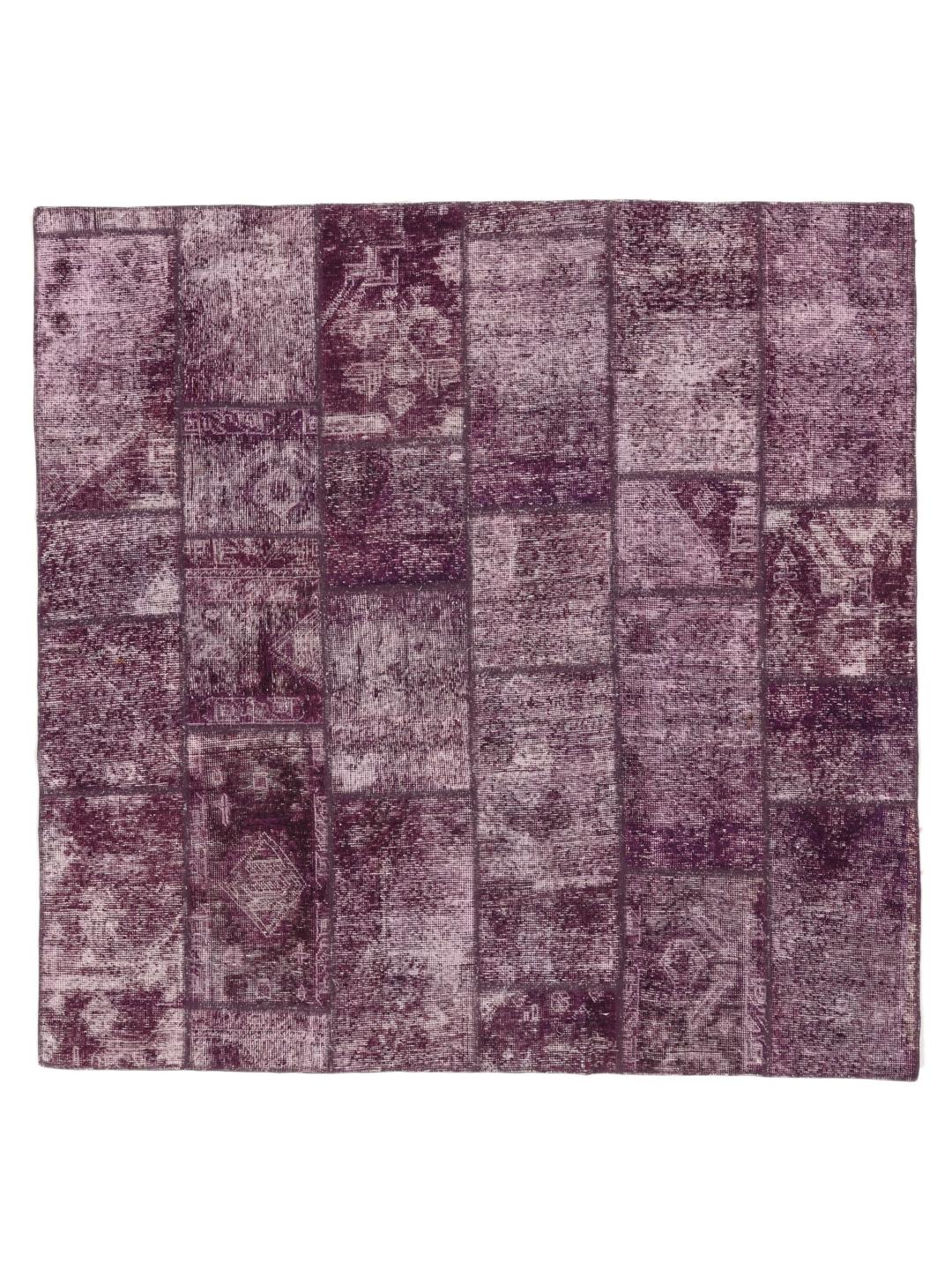 Een vierkant patchwork vloerkleed uit het Midden-Oosten in paarse tinten.