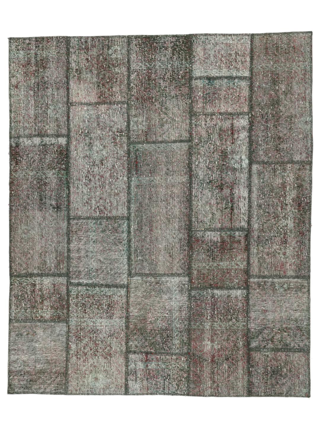 Et unikt rektangulært patchwork-tæppe med en mørkegrå og rød palet med oprindelse fra Mellemøsten.
