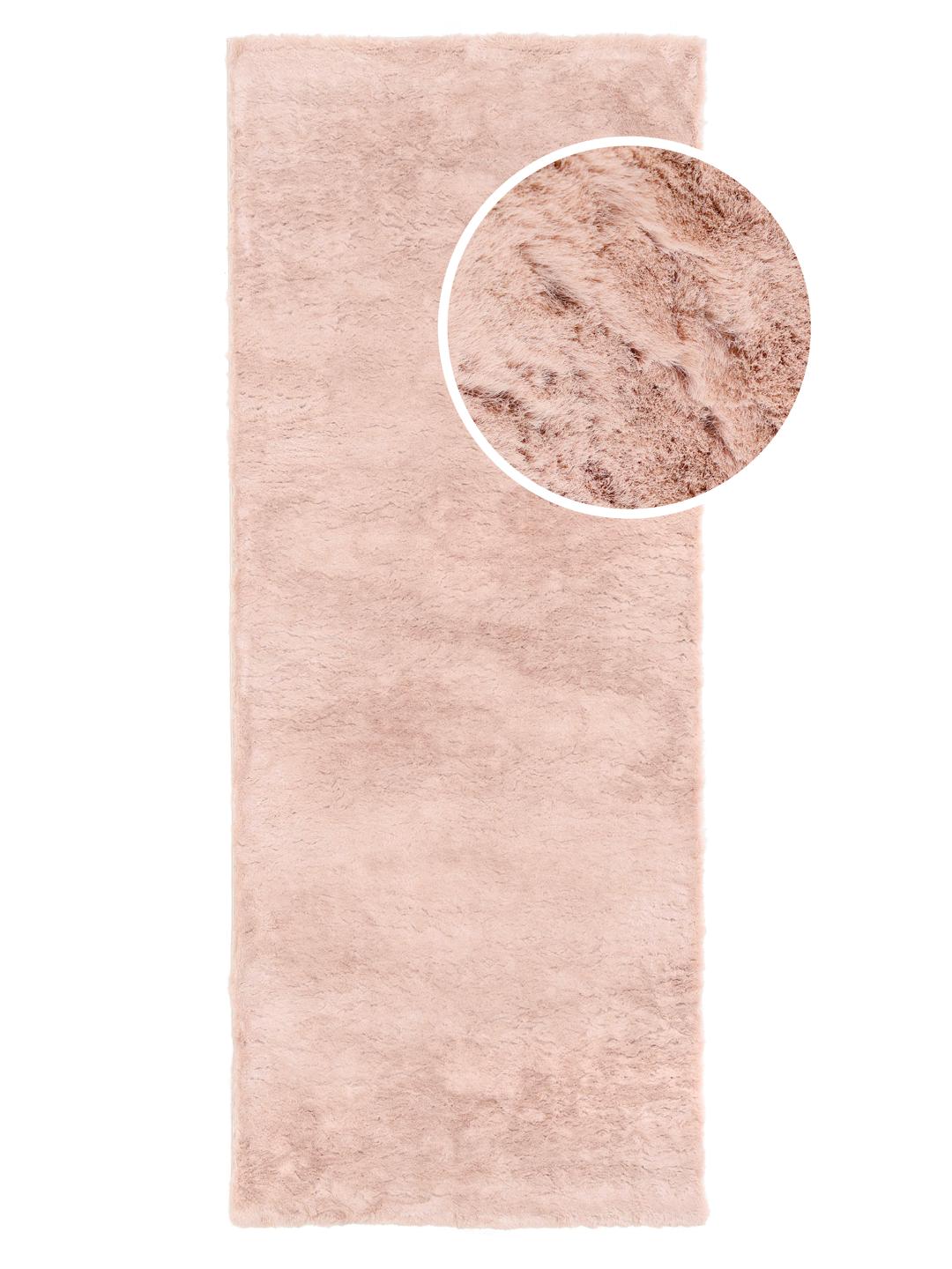 En blød pink løber med en fyldig tekstur.