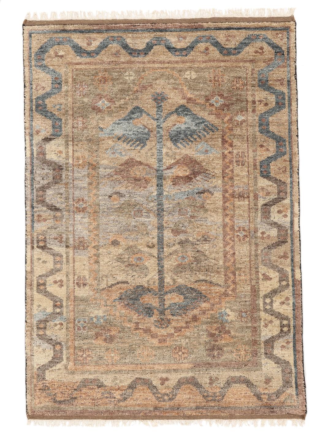 Een handgeknoopt Usak Indo-tapijt uit India in beige en blauwe tinten met een bloemmotief.