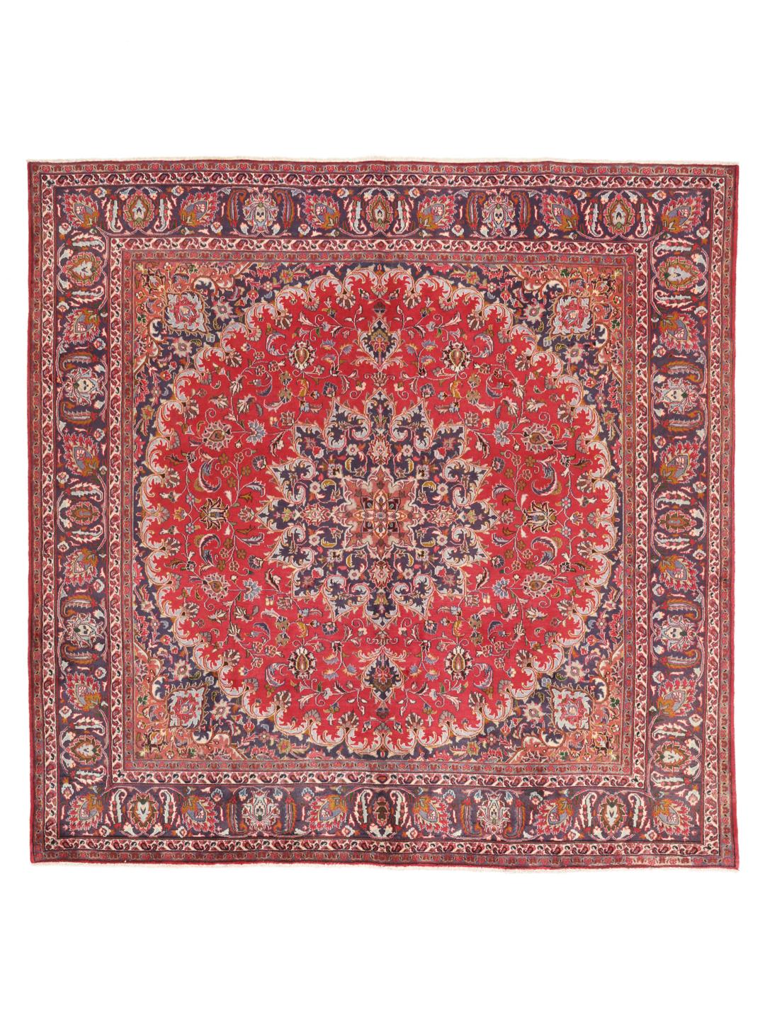 Tapis carré Mashad avec un champ rouge vibrant et un motif floral complexe provenant du Moyen-Orient