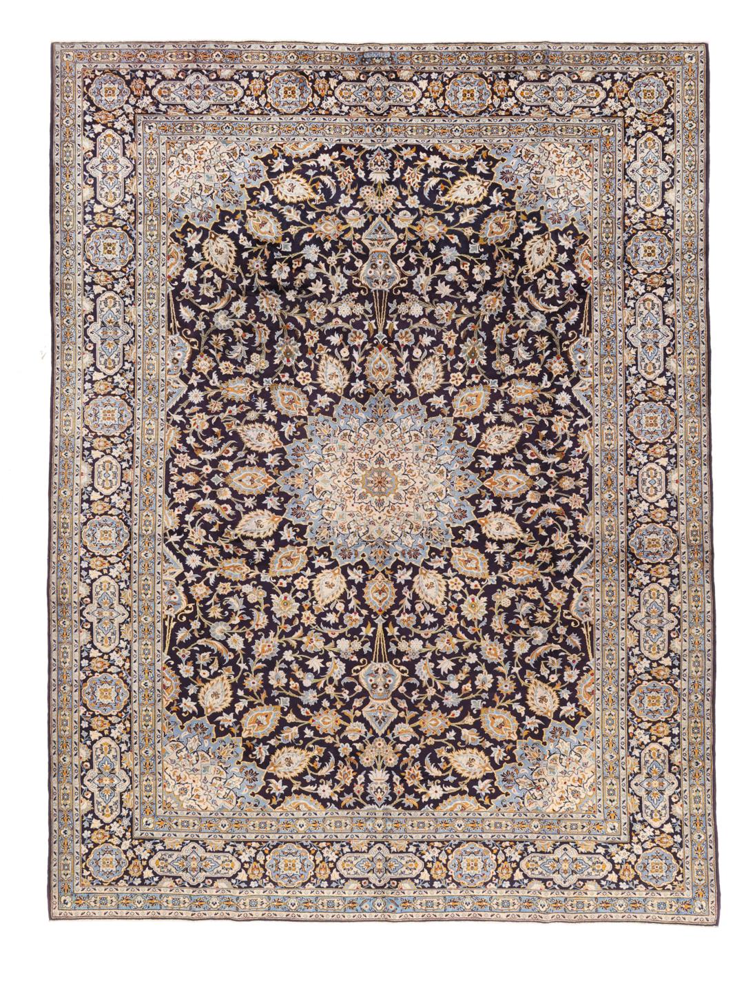 Un grand tapis Keshan rectangulaire noué à la main avec un champ bleu profond et un motif de médaillon floral complexe provenant du Moyen-Orient.