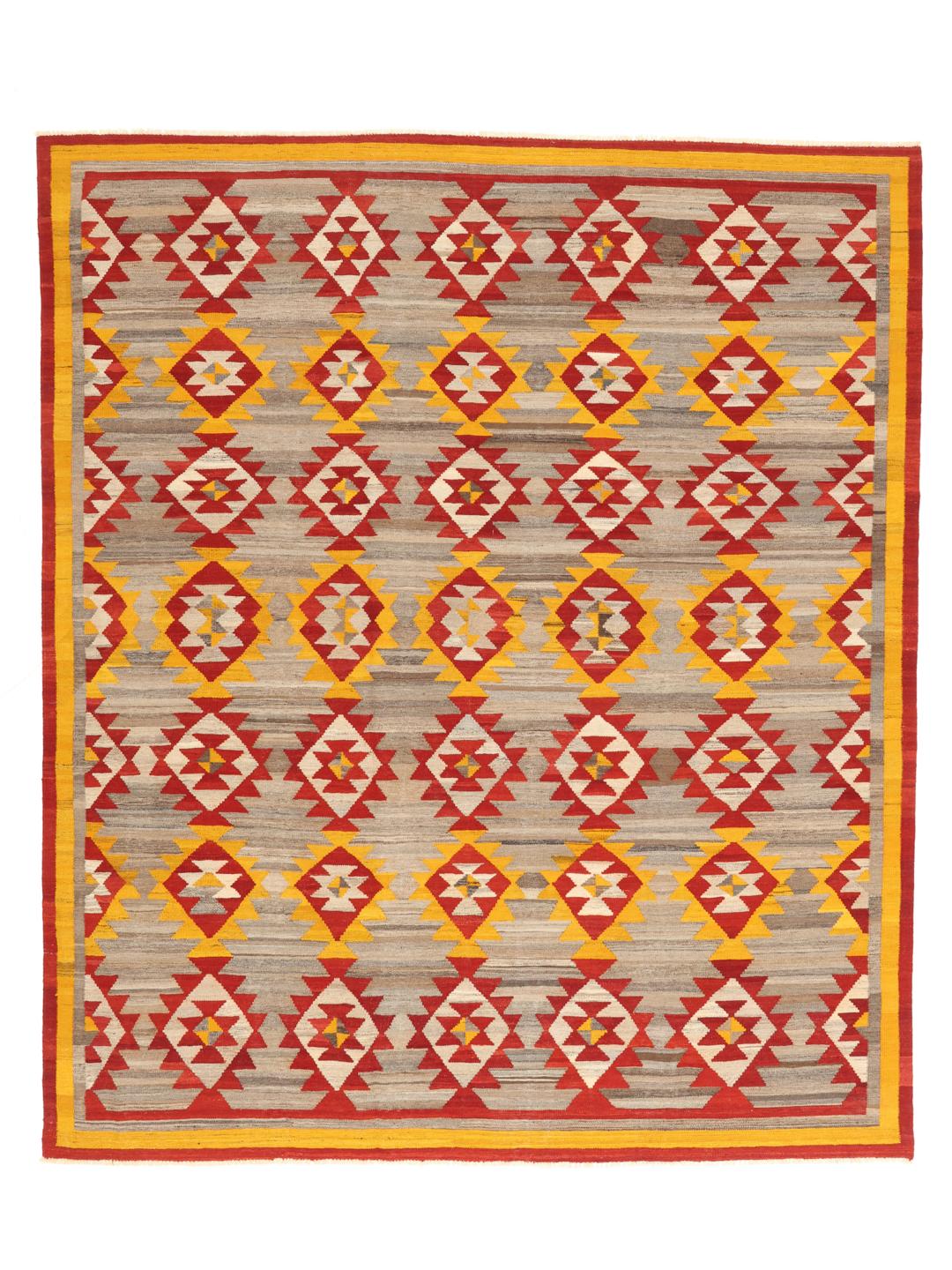 Een levendig rechthoekig Kelim-tapijt uit Afghanistan met geometrische patronen in rood, geel en grijs.