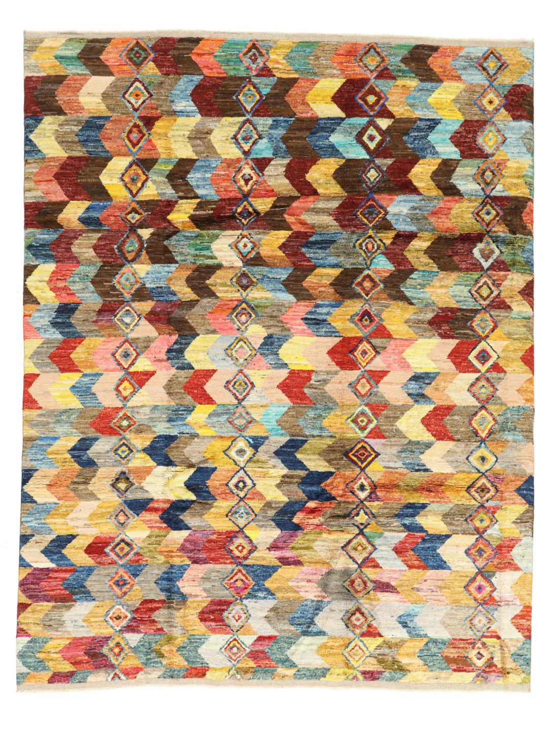 Een groot, rechthoekig, handgeknoopt Afghaans Berber-kleed met een levendig, veelkleurig chevron- en ruitpatroon.