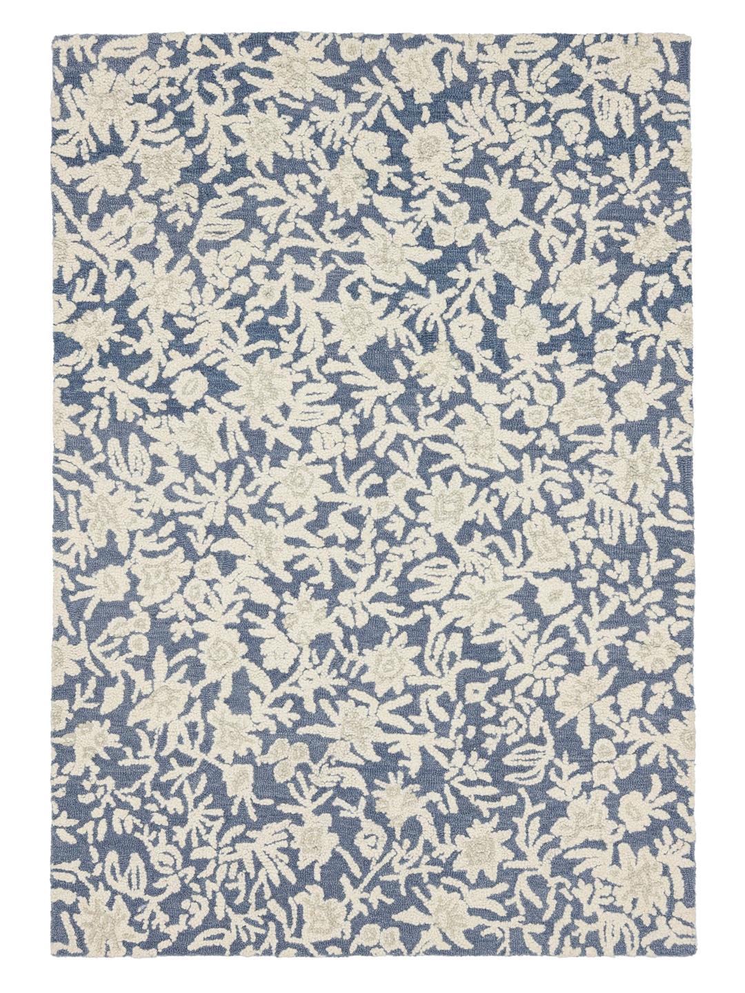 Blauw kleed met een bloemmotief