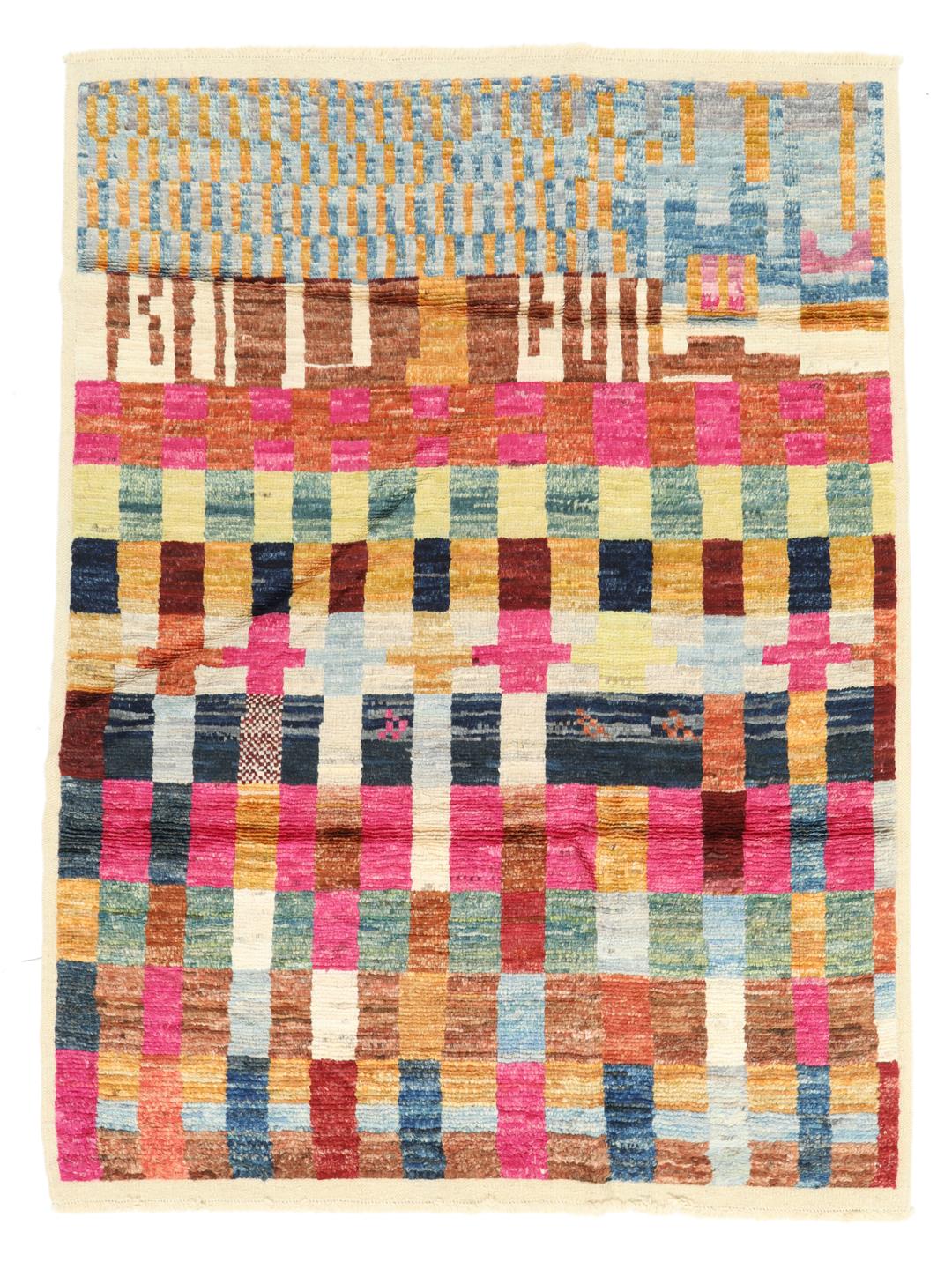 Een levendig, handgeknoopt Berber-tapijt uit Afghanistan met een veelkleurig ruitpatroon.