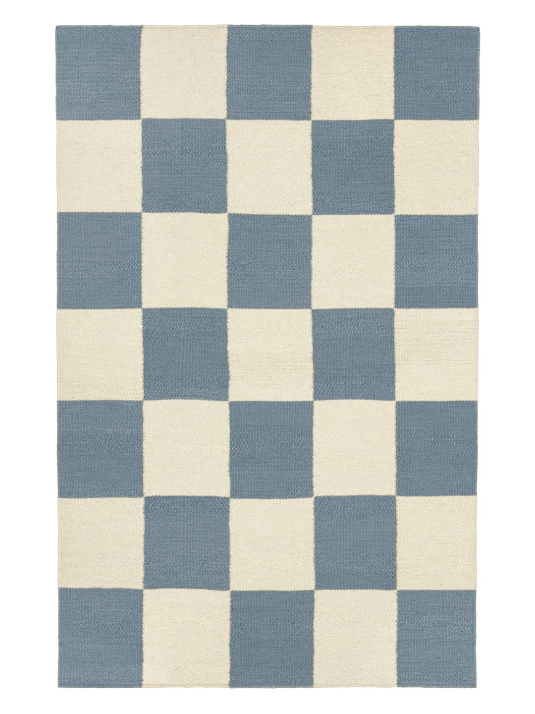 Un tapis en laine tissé à la main bleu et blanc avec un motif à damier.