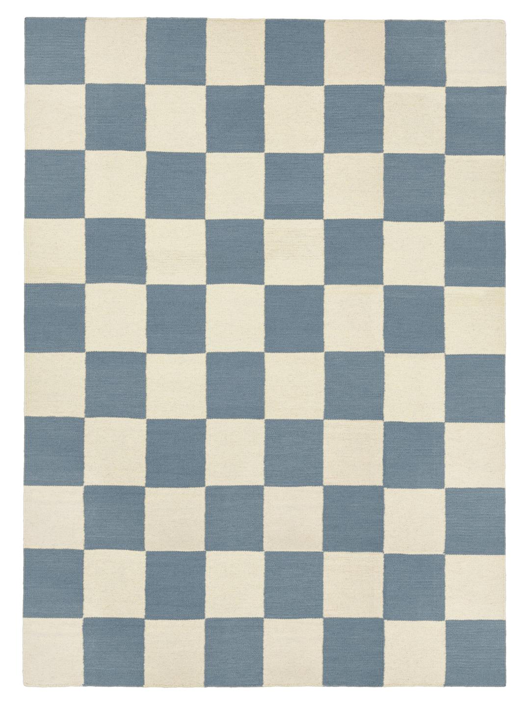 Een handgeweven wollen tapijt in blauw en wit met een dambordpatroon.