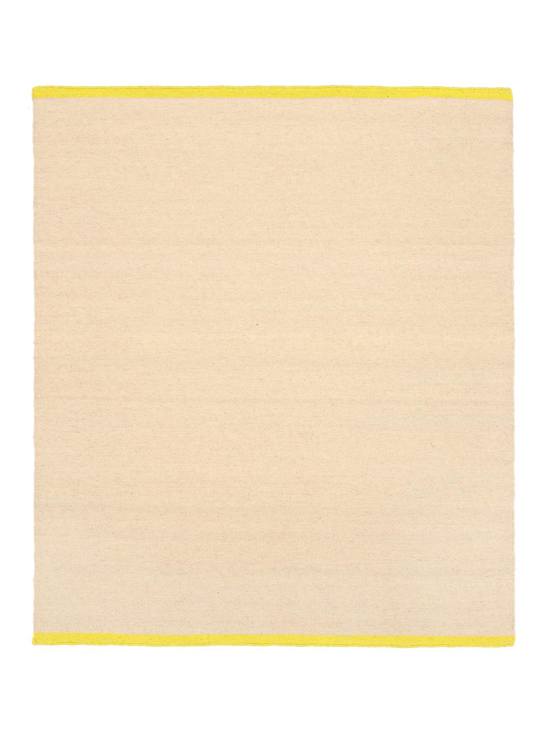 Beige og gult tæppe med en fladvævet tekstur