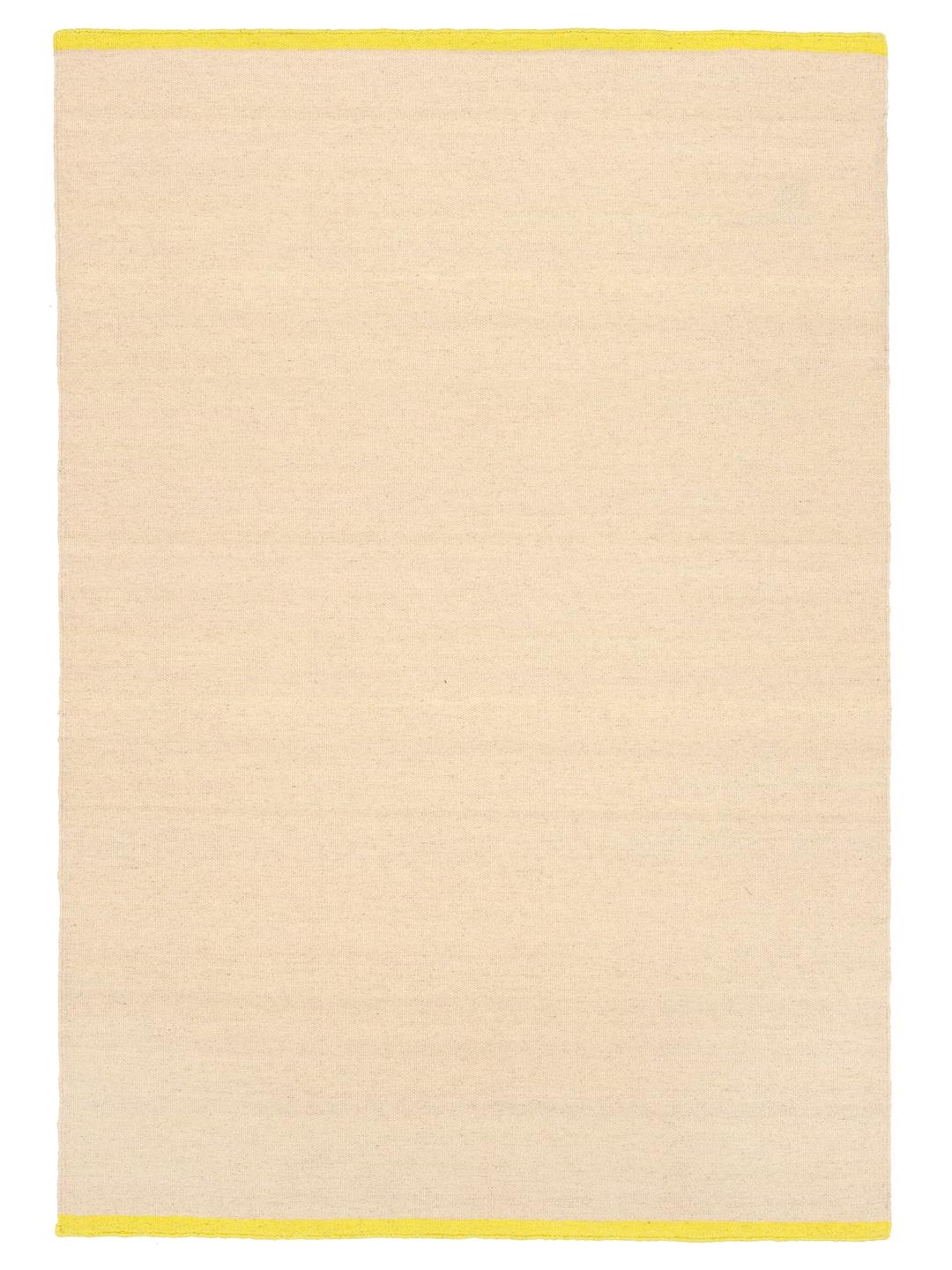 Beige og gult tæppe med en fladvævet tekstur