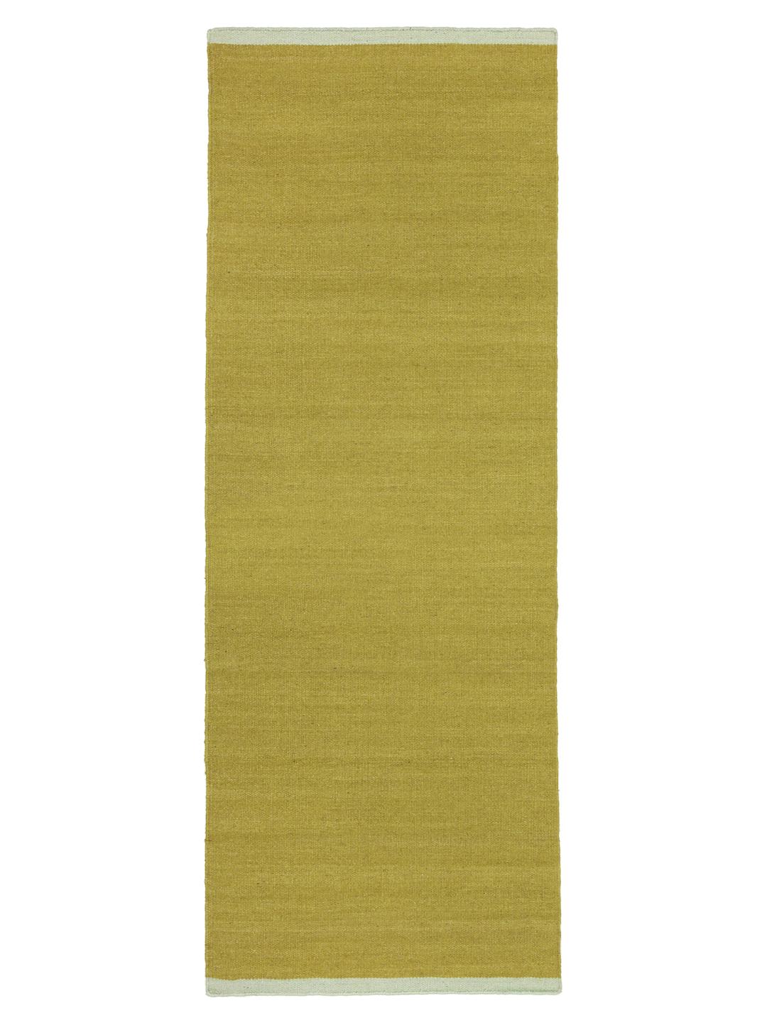 Een rechthoekige loper in een effen olijfgroene kleur met licht mintgroene randen.