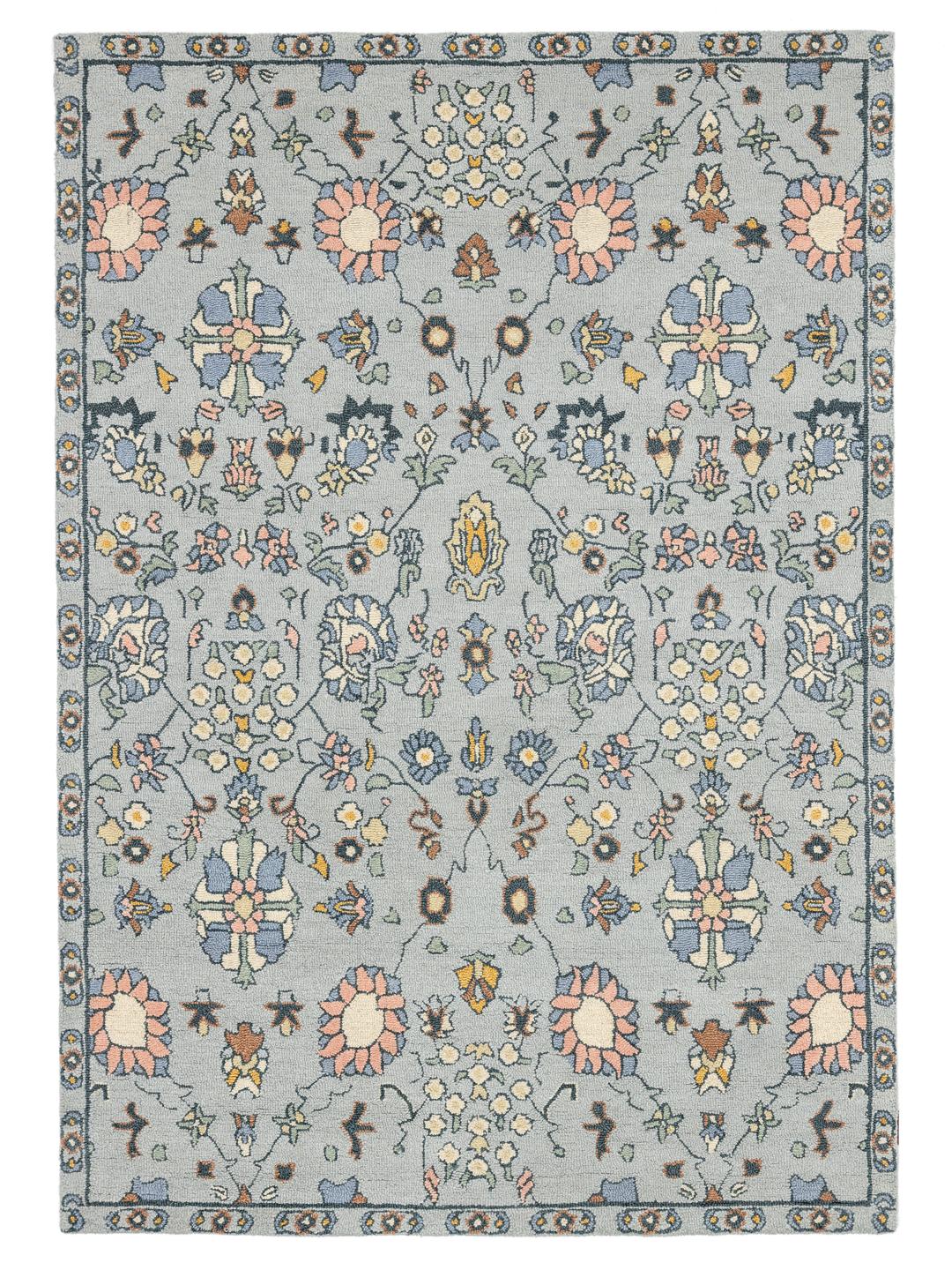 Blauw tapijt met een traditioneel bloemmotief en een zachte wollen textuur