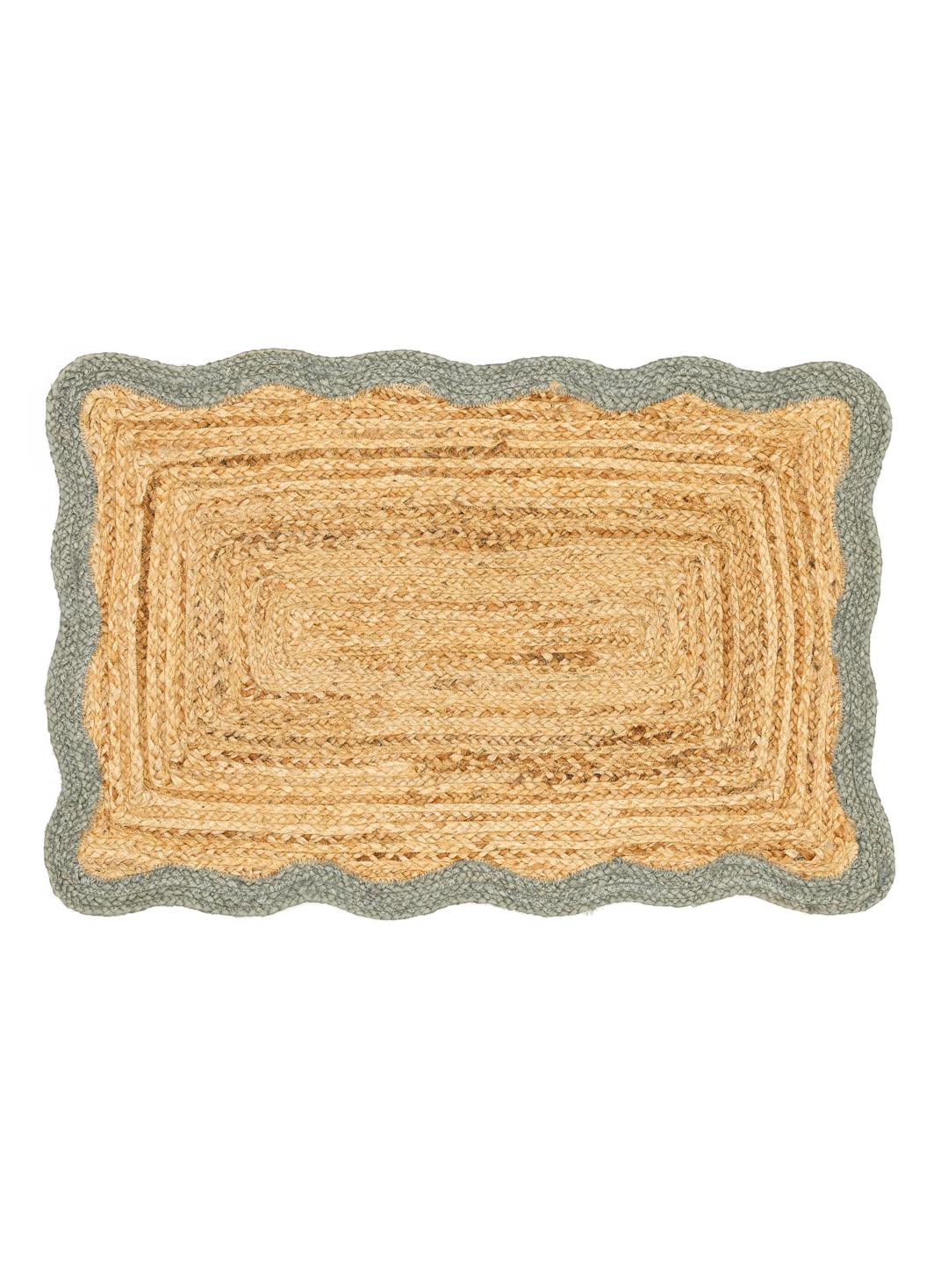 Groen en beige geweven tapijt met een schulprand