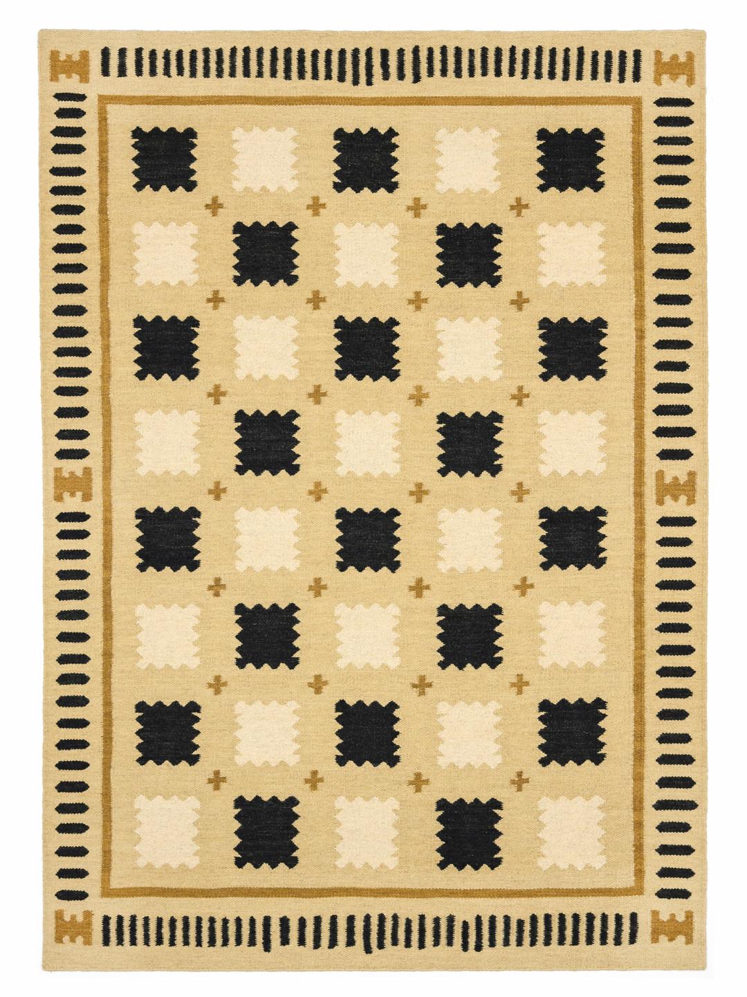Et gult tæppe med et geometrisk mønster i sorte og beige toner.