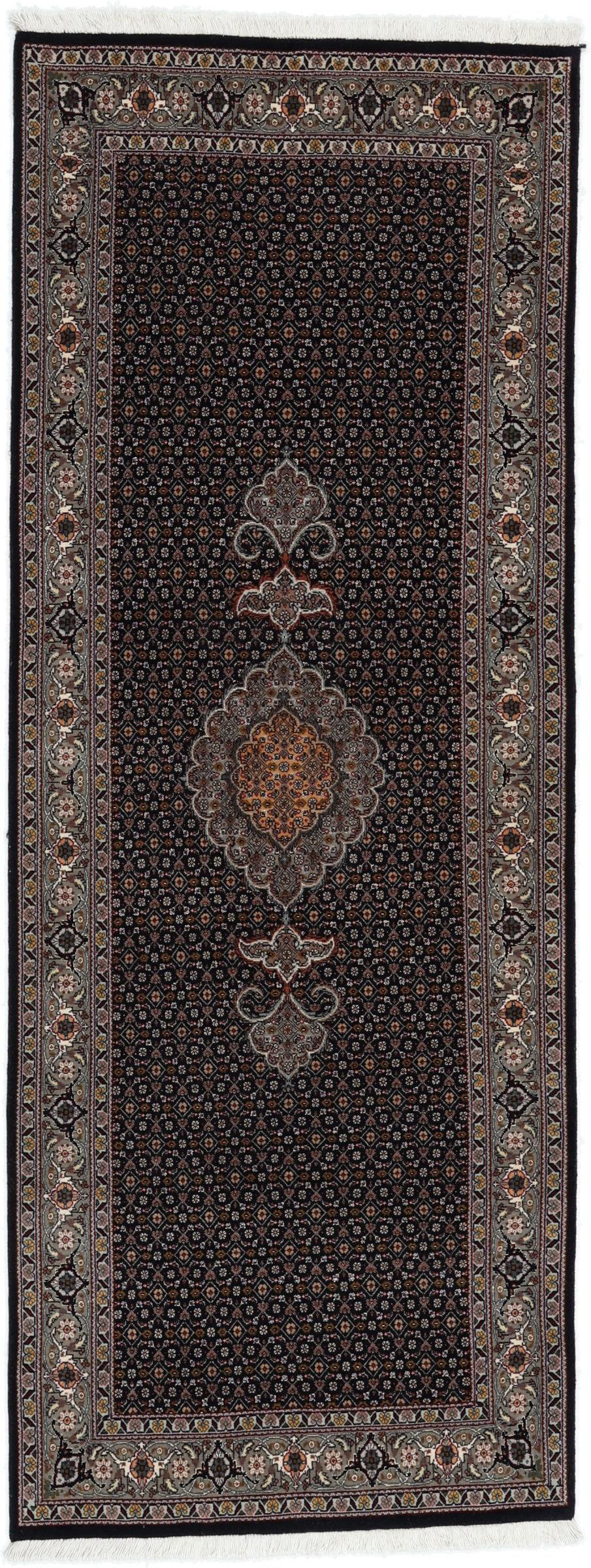 Handgeknoopte Tabriz loper met een zwart veld en een sierlijk bloemenmedaillon in de stijl van het Midden-Oosten