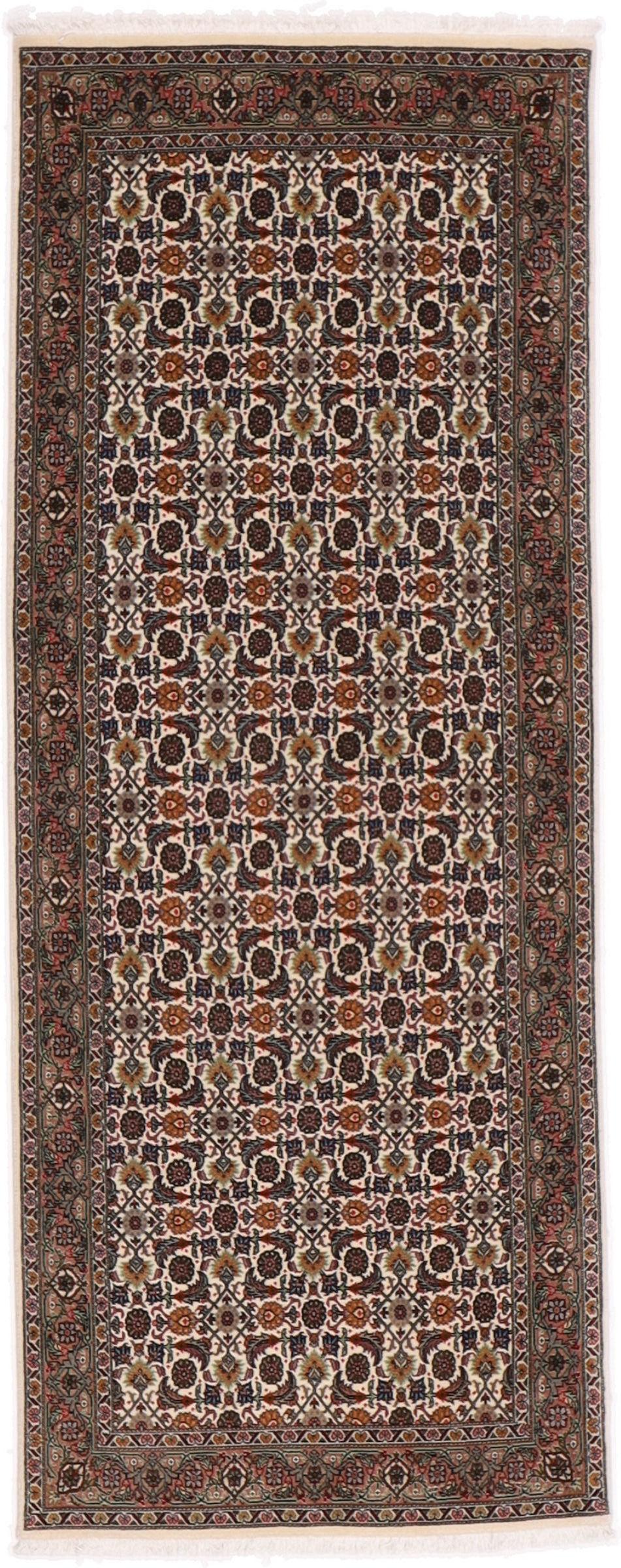 Handgeknoopte Tabriz loper met verfijnde bloemmotieven in meerkleurige tinten.