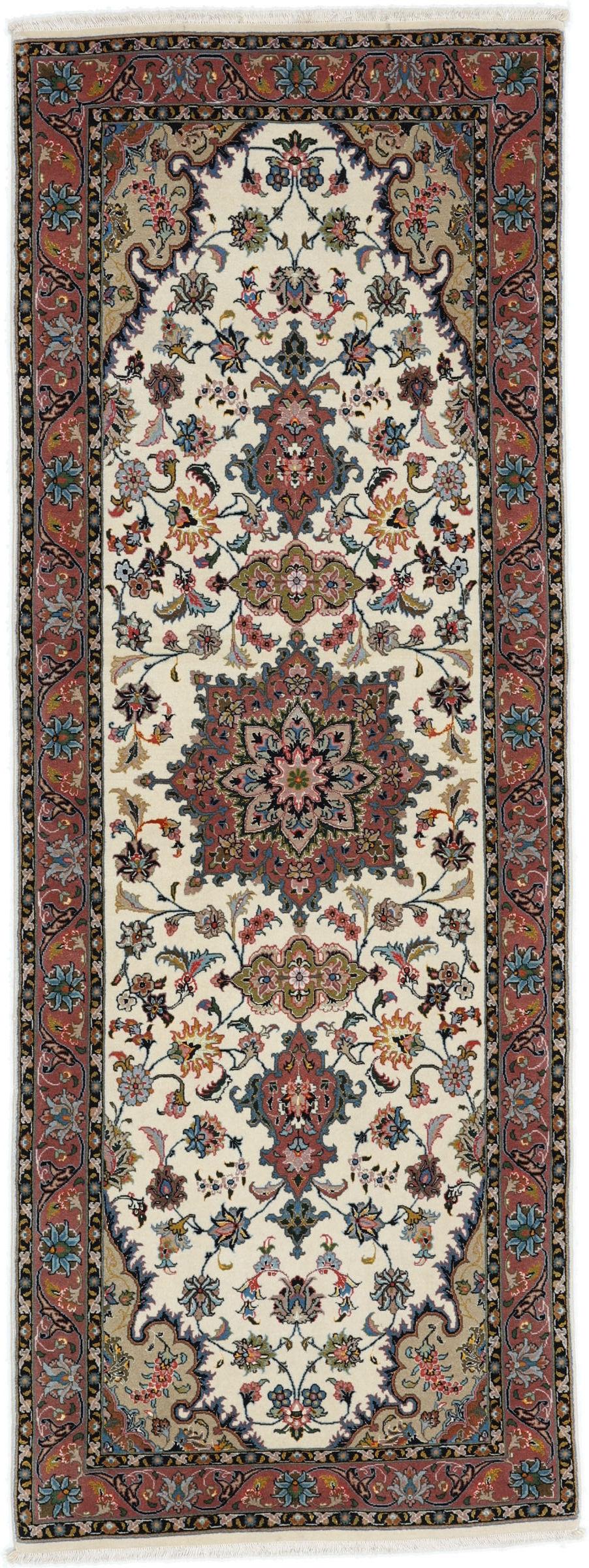 En håndknyttet Tabriz-løber med indviklede blomstermønstre i rød og beige på en cremefarvet baggrund