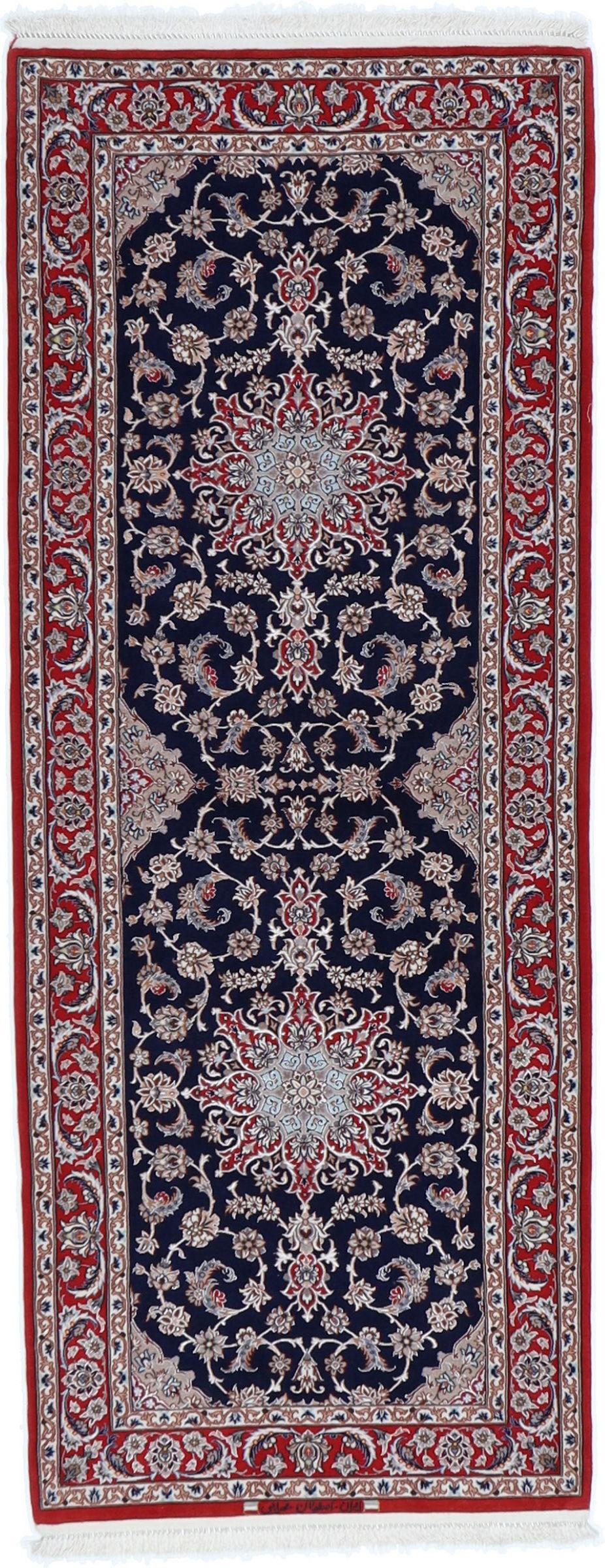 Een handgeknoopte Isfahan loper met een donkerblauw veld en rode bloemenranden.