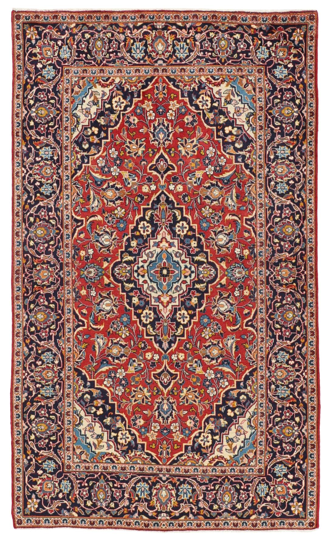 Een handgeknoopt Kashan-tapijt uit het Midden-Oosten met een rood veld en een blauw medaillon.