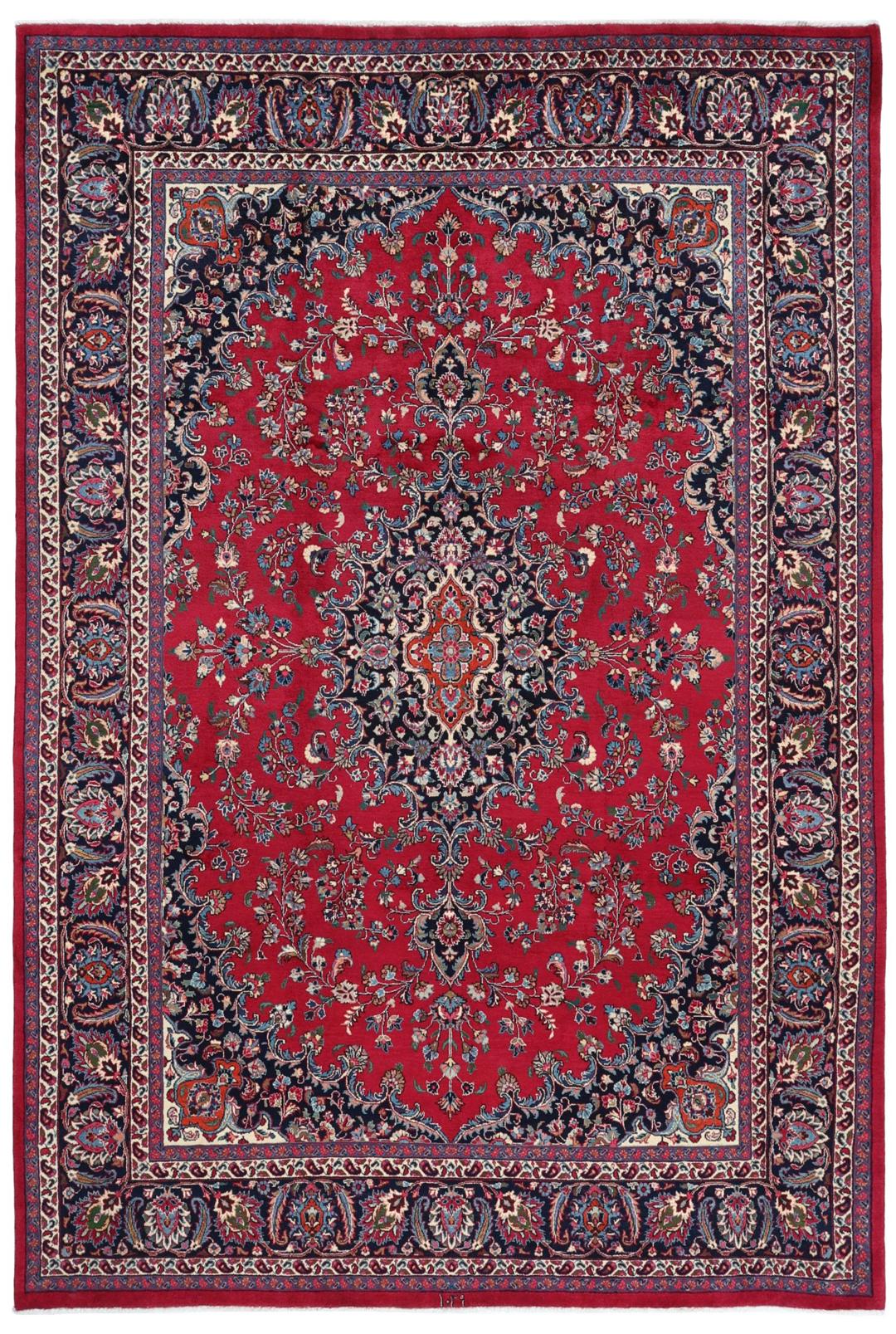 Een groot rechthoekig handgeknoopt Mashad-tapijt uit het Midden-Oosten met een rood veld en verfijnde bloemmotieven.