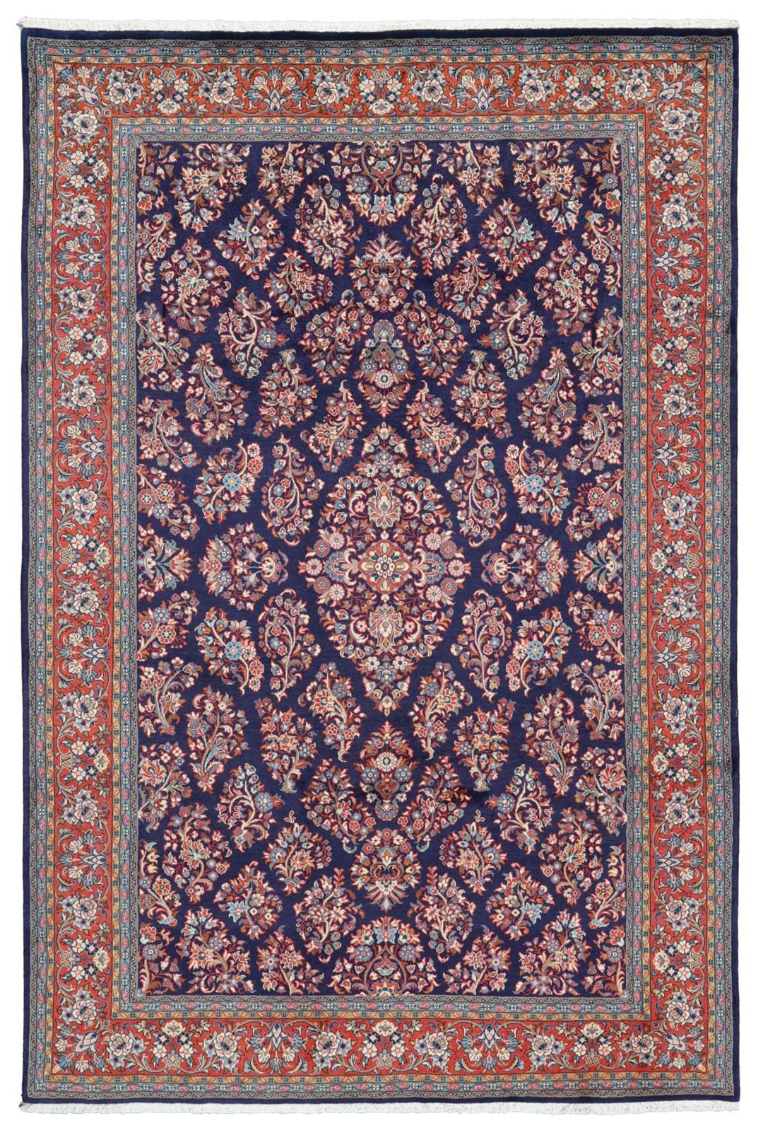 Een handgeknoopt Mahal-tapijt uit het Midden-Oosten met een donkerblauw veld en rode randen.