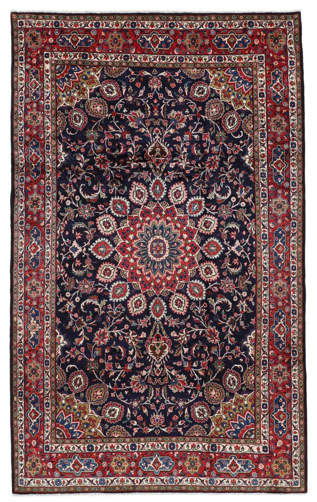Un tapis Mehraban noué à la main avec un champ bleu foncé et un motif de médaillon floral du Moyen-Orient.