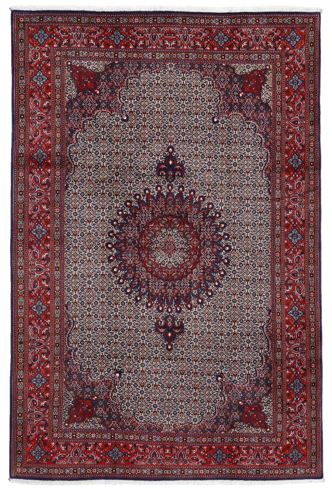 Een handgeknoopt Moud-tapijt uit het Midden-Oosten met een rood en blauw medaillonpatroon.