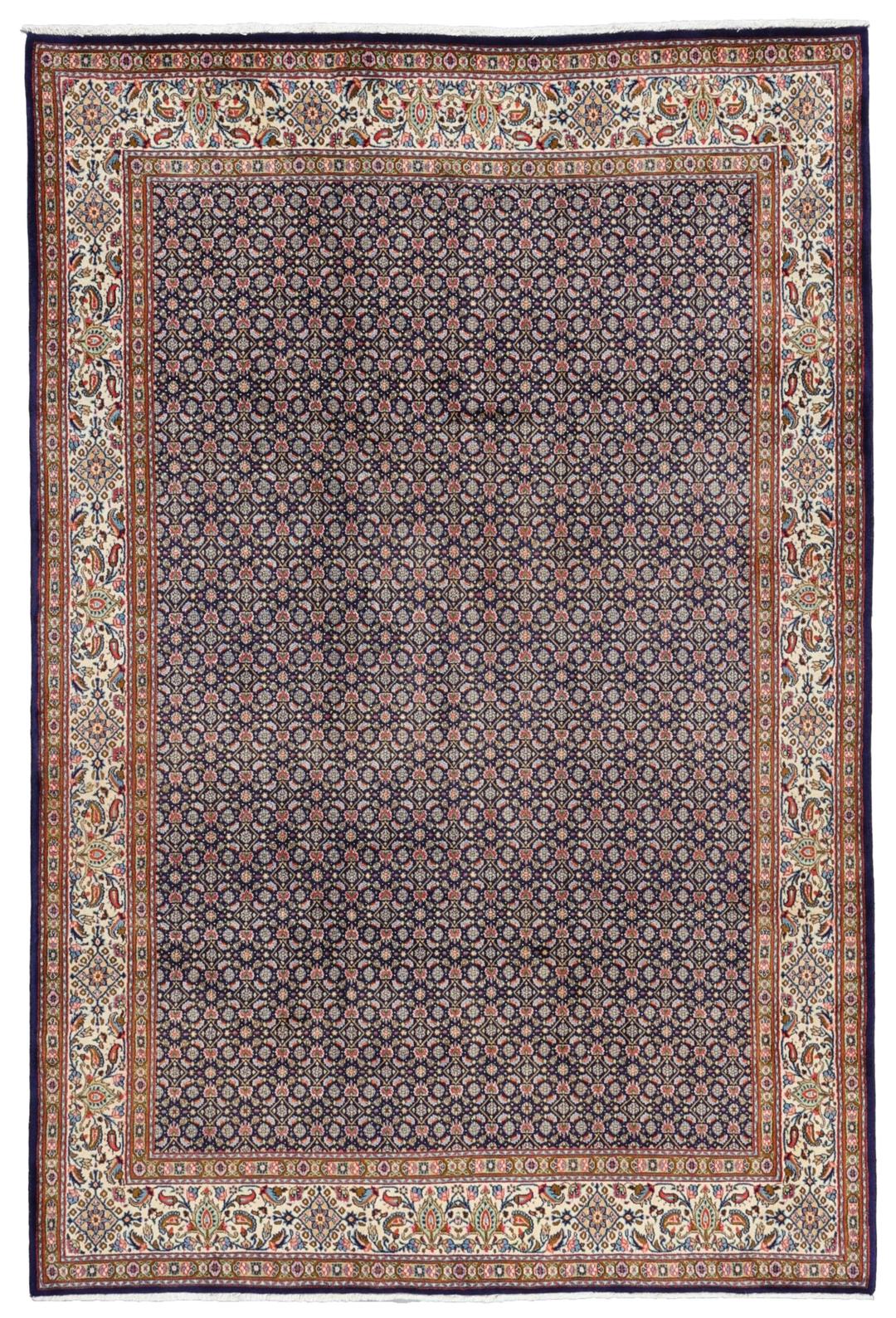 Un tapis rectangulaire Moud du Moyen-Orient présentant un champ bleu profond et des motifs floraux complexes.