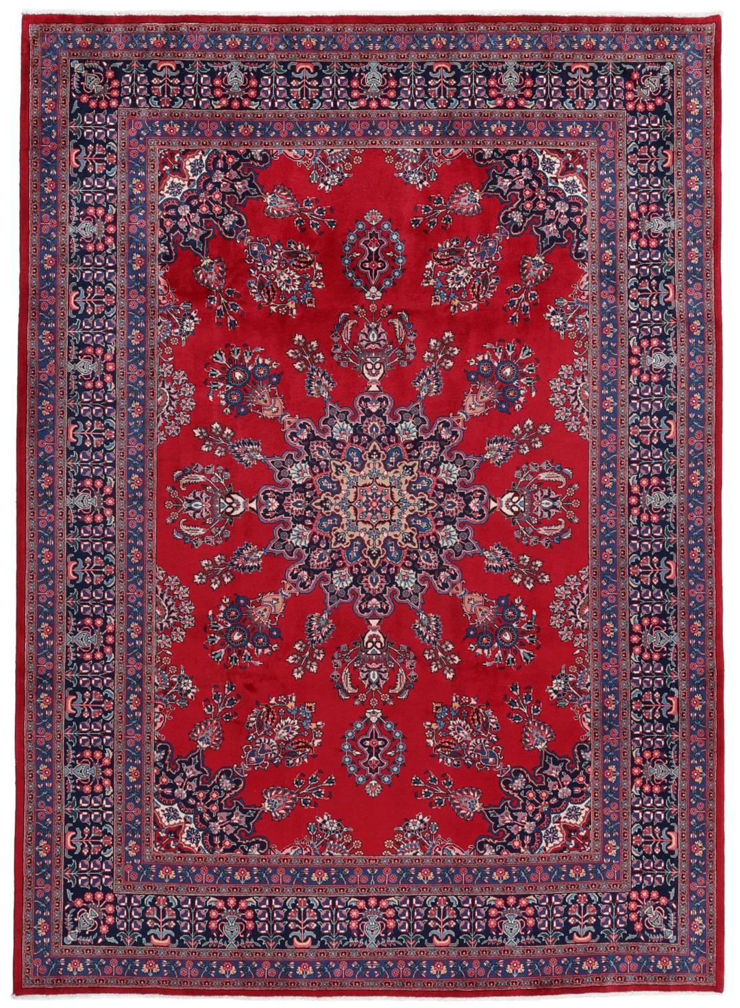 Un tapis Mashad noué à la main avec un médaillon central sur fond rouge provenant du Moyen-Orient