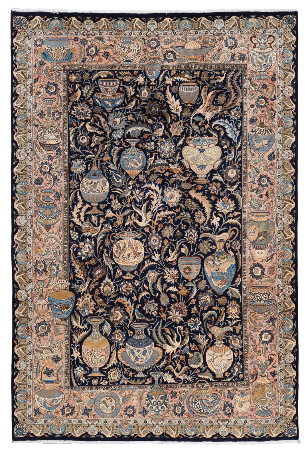 Et rektangulært håndknyttet Kashmar-tæppe fra Mellemøsten med en mørkeblå bund og ornamenterede vasemotiver.