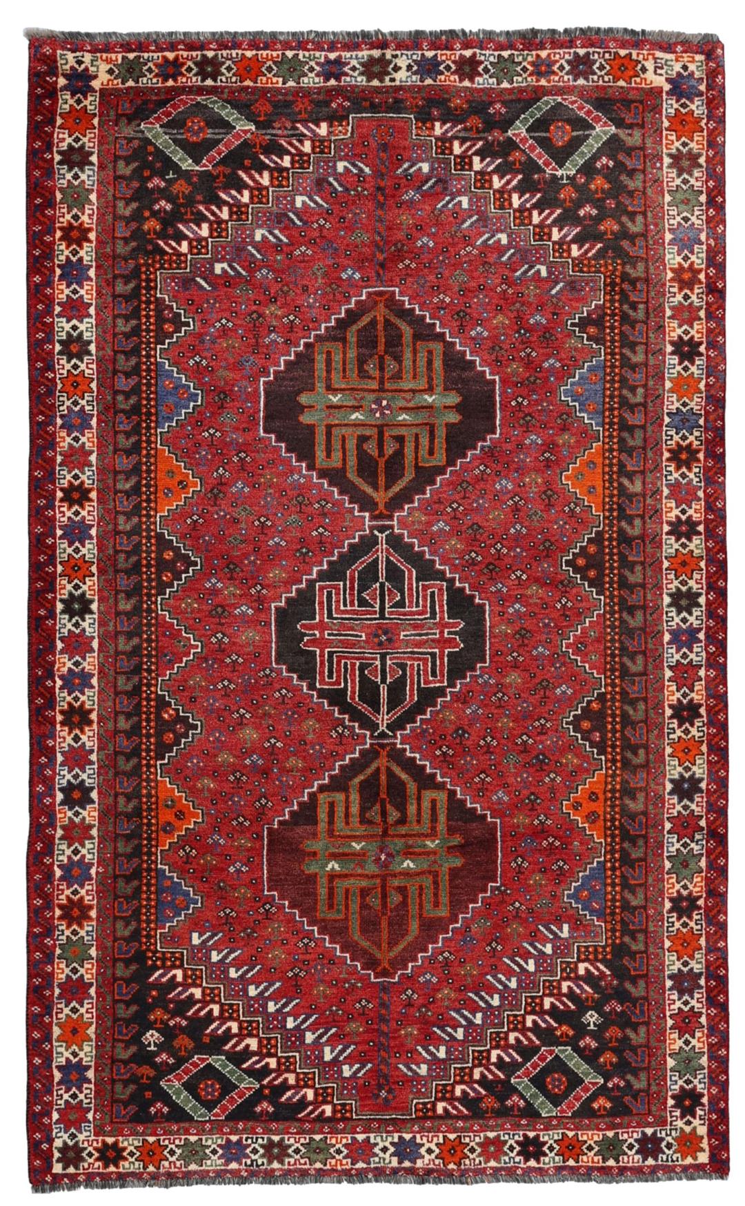 Een handgeknoopt Shiraz-tapijt uit het Midden-Oosten met een levendig rood en donkergrijs palet met geometrische tribale patronen.