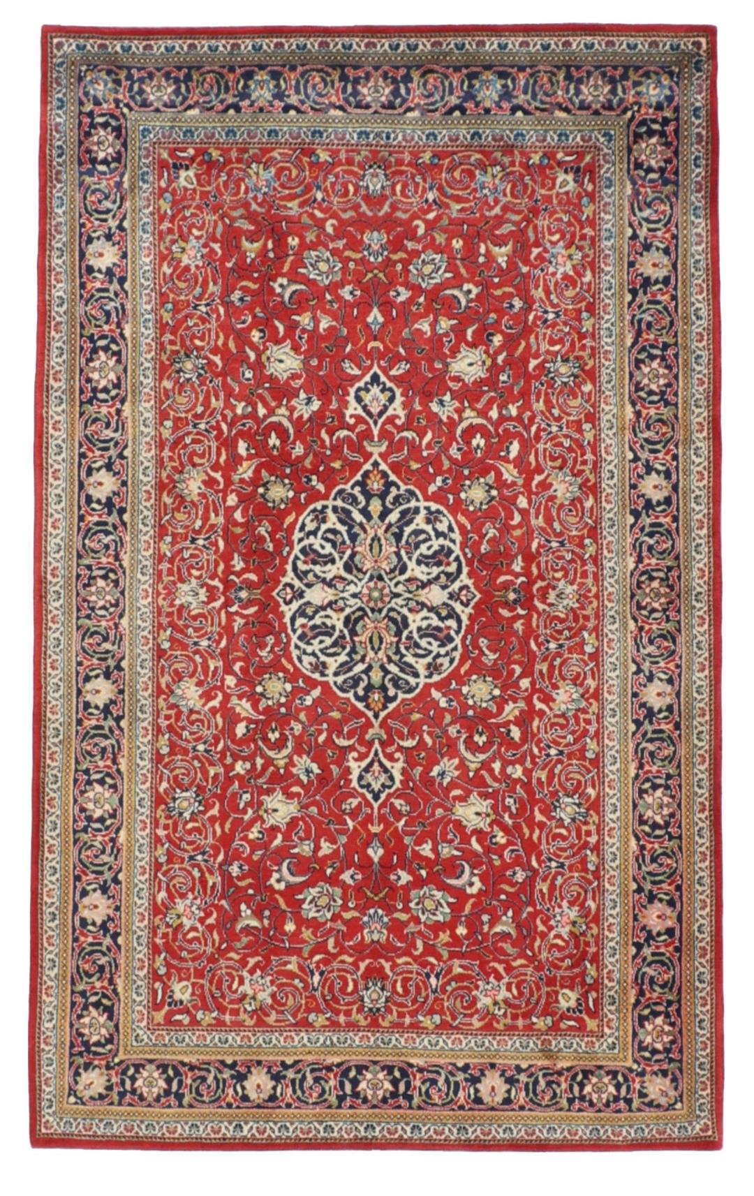 Handgeknoopt Sarough-tapijt uit het Midden-Oosten in tinten rood en blauw.