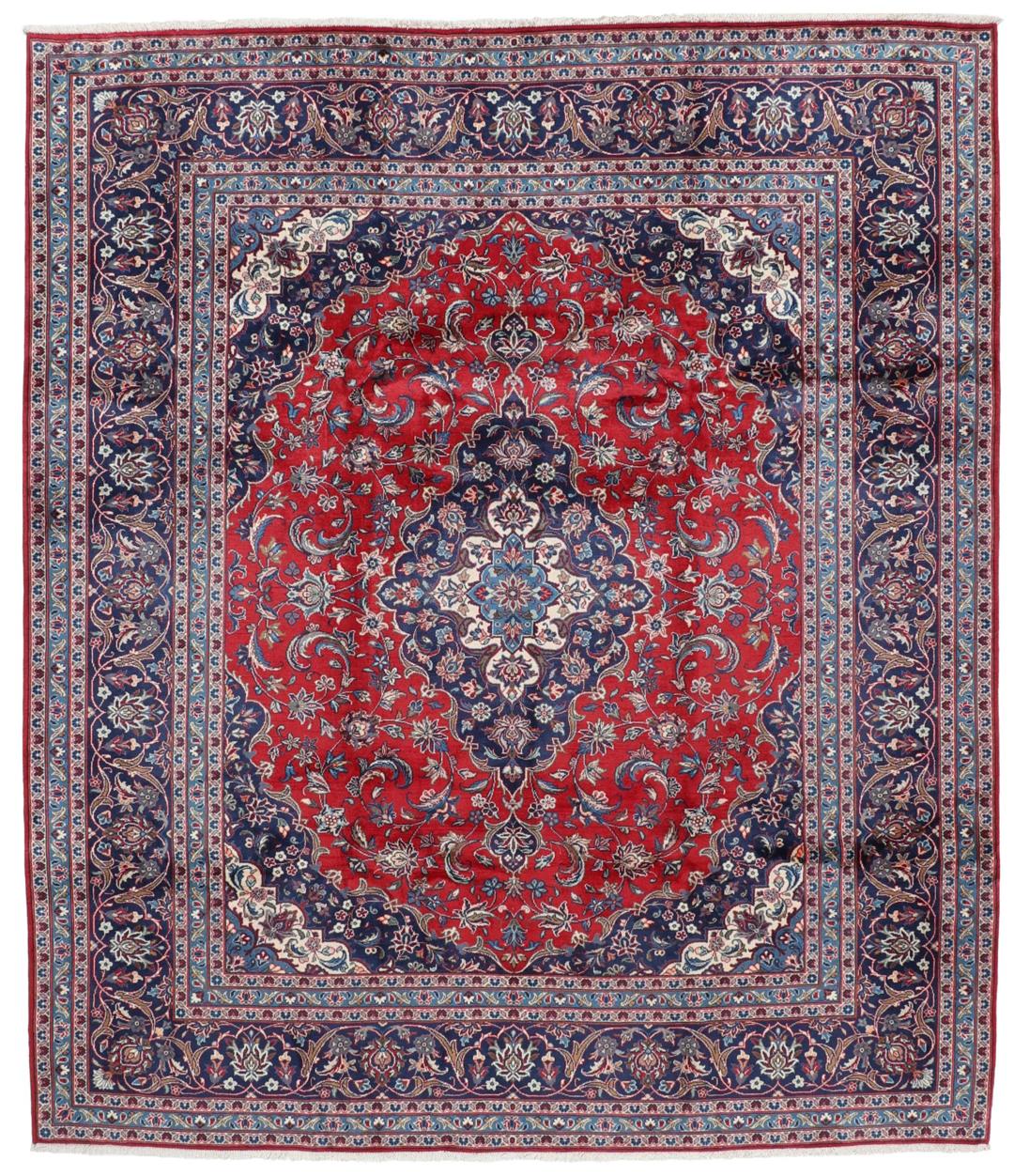 Un tapis Keshan rouge noué à la main avec un médaillon central classique et des motifs floraux.