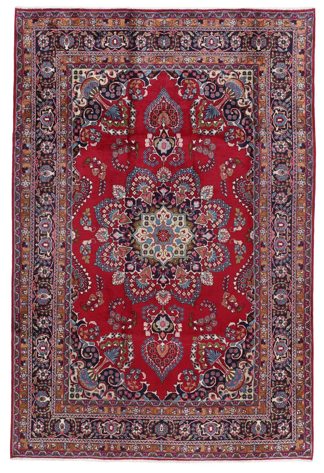Et håndknyttet Mashad-tæppe fra Mellemøsten med en rød bund og traditionelle blomstermotiver.