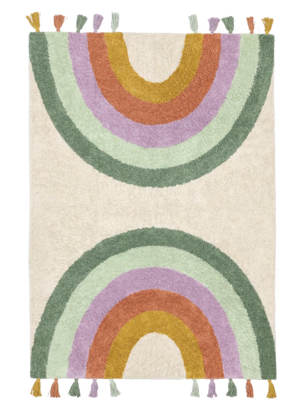 Een rechthoekig, veelkleurig tapijt met een speels regenboogpatroon en kwastjes.
