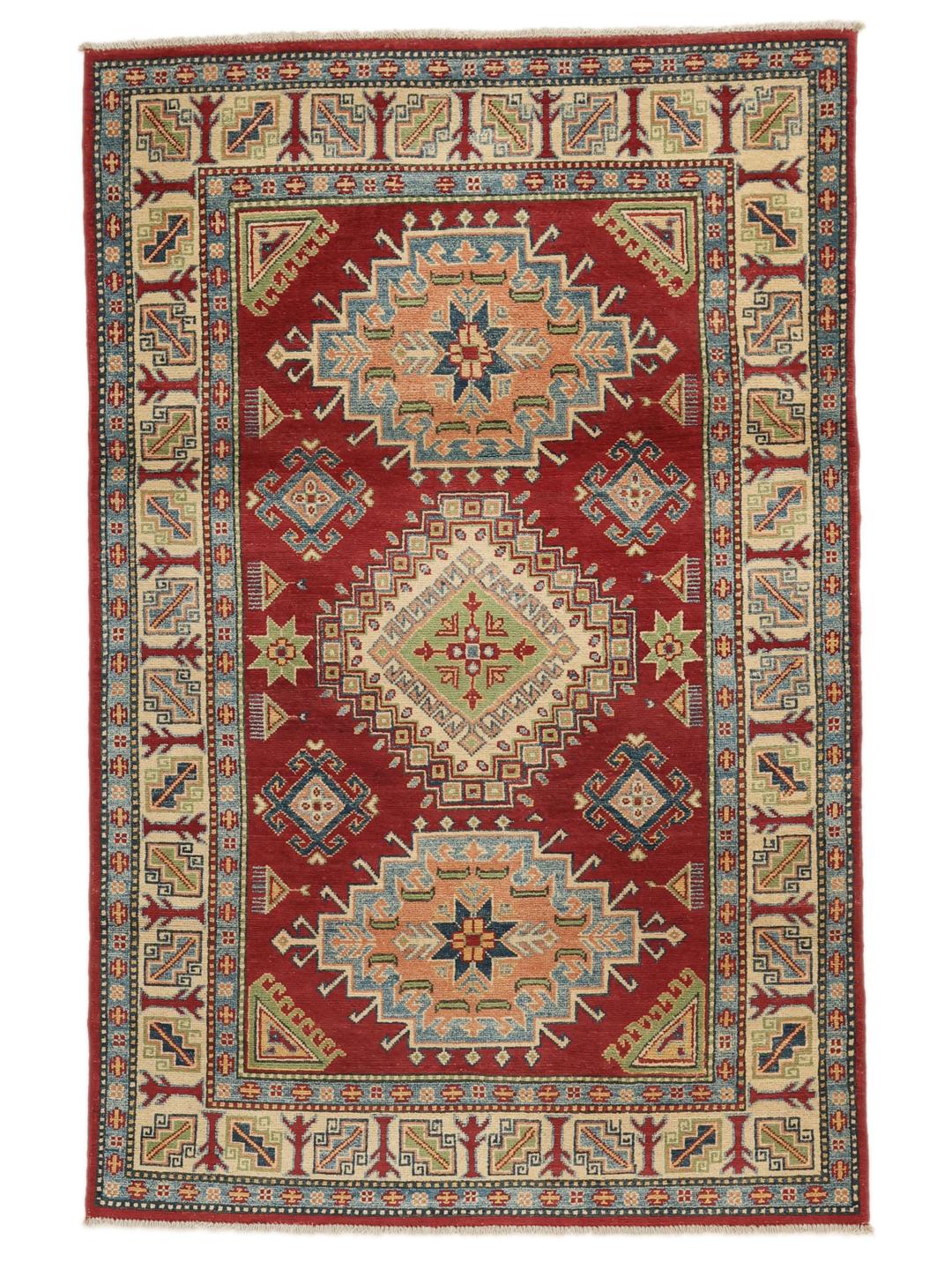 Een handgeknoopt Kazak-tapijt uit Afghanistan met een rood veld en geometrische medaillons.