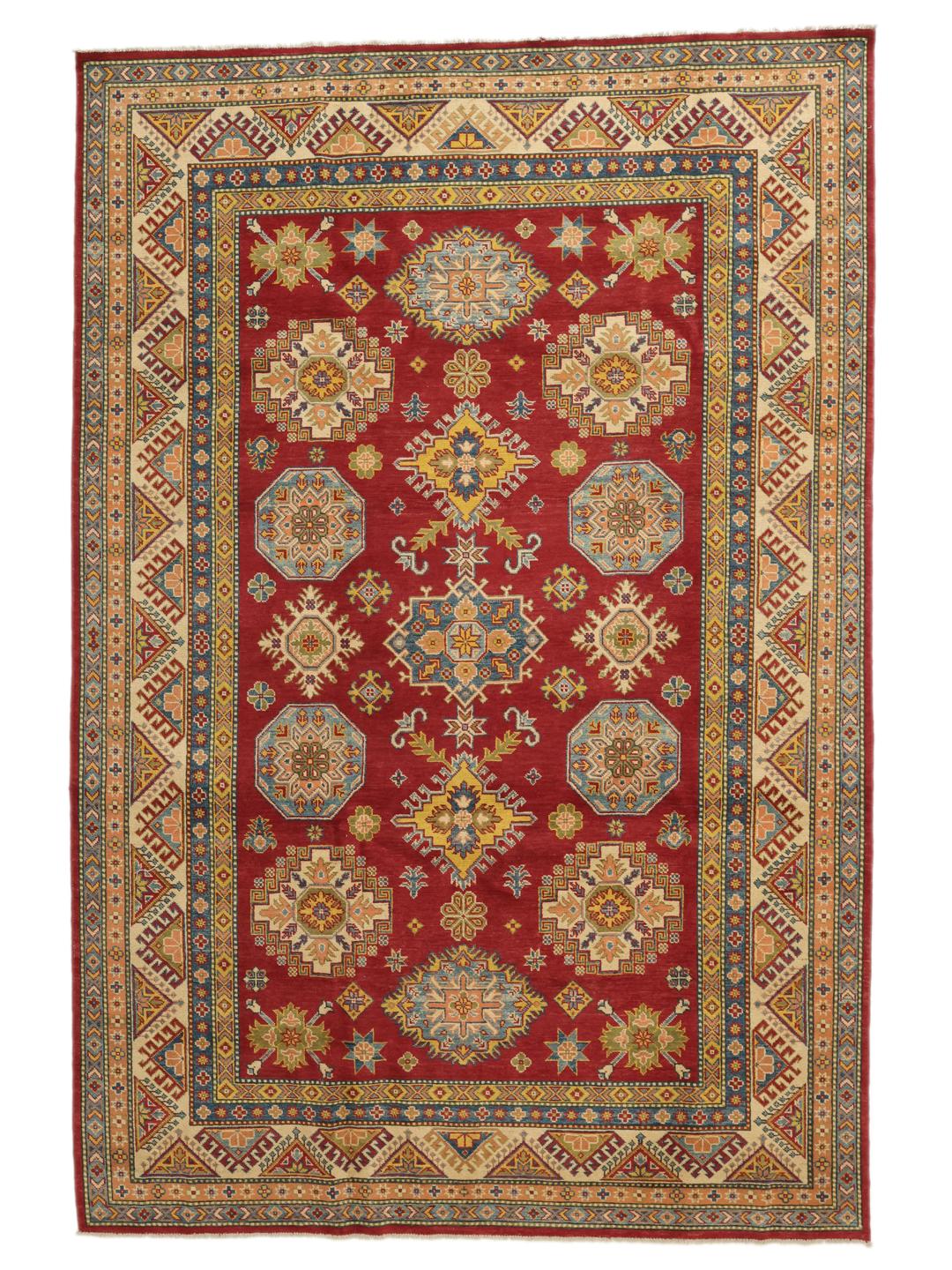 Un covor Kazak înnodat manual din Afganistan, având un câmp roșu vibrant și modele geometrice de medalion.