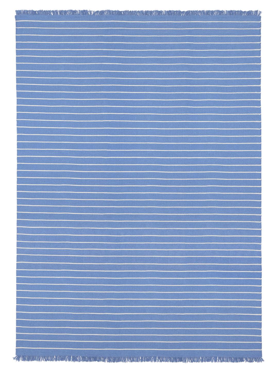 tapis bleu avec de simples rayures horizontales blanches
