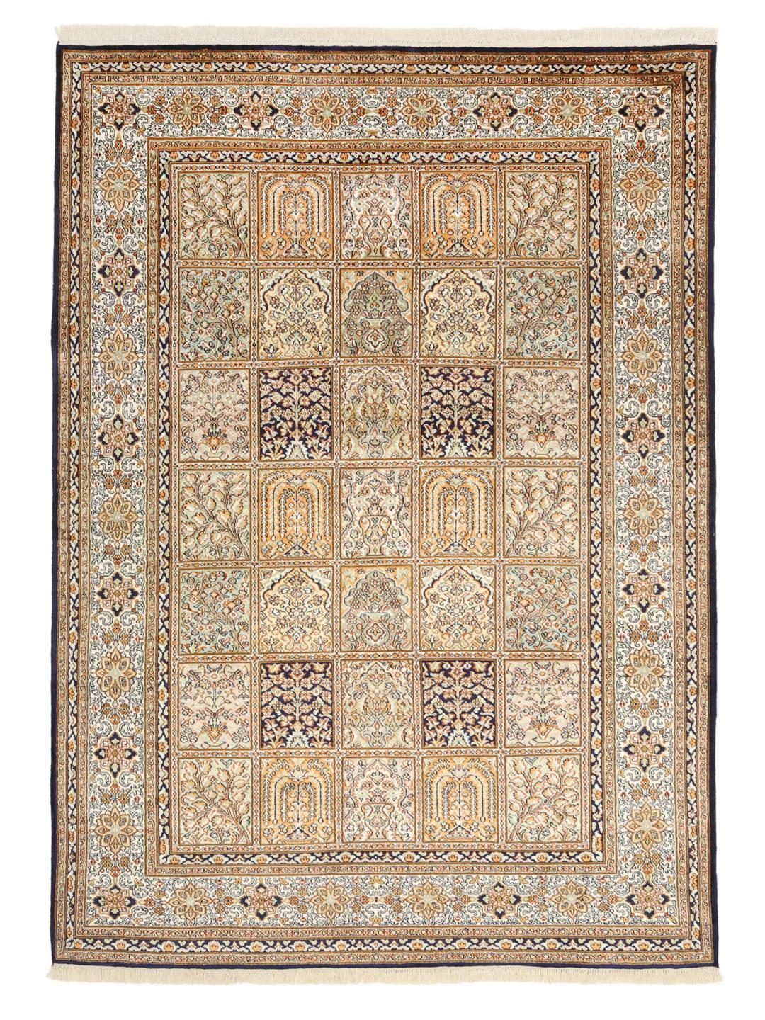 Et luksuriøst håndknyttet indisk silketæppe med et gittermønstret havedesign i beige og blå toner.
