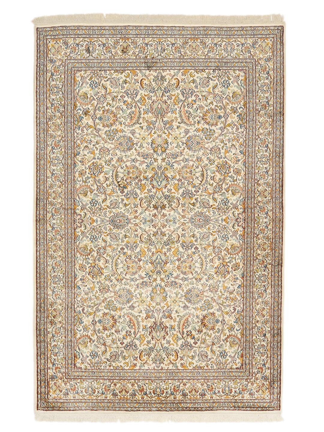 Håndknyttet Kashmir silketæppe med indviklede blomstermønstre i beige og flerfarvede toner.