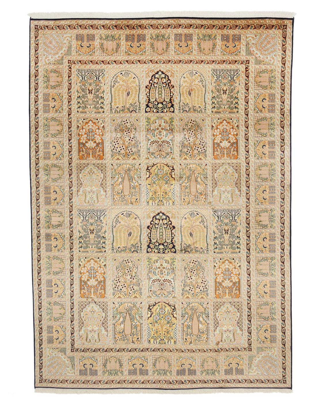 Et luksuriøst håndknyttet indisk Kashmir-tæppe i silke i beige med indviklede blomstermotiver.