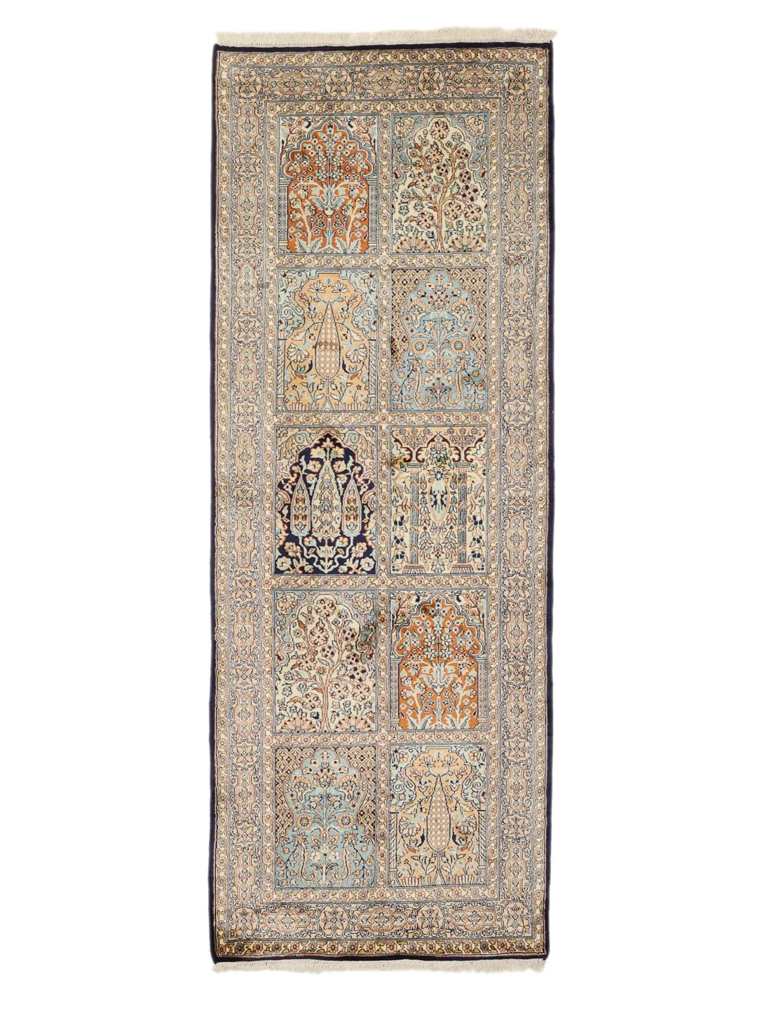 Håndknyttet Kashmir-silkeløber i beige med et havetema-paneldesign.
