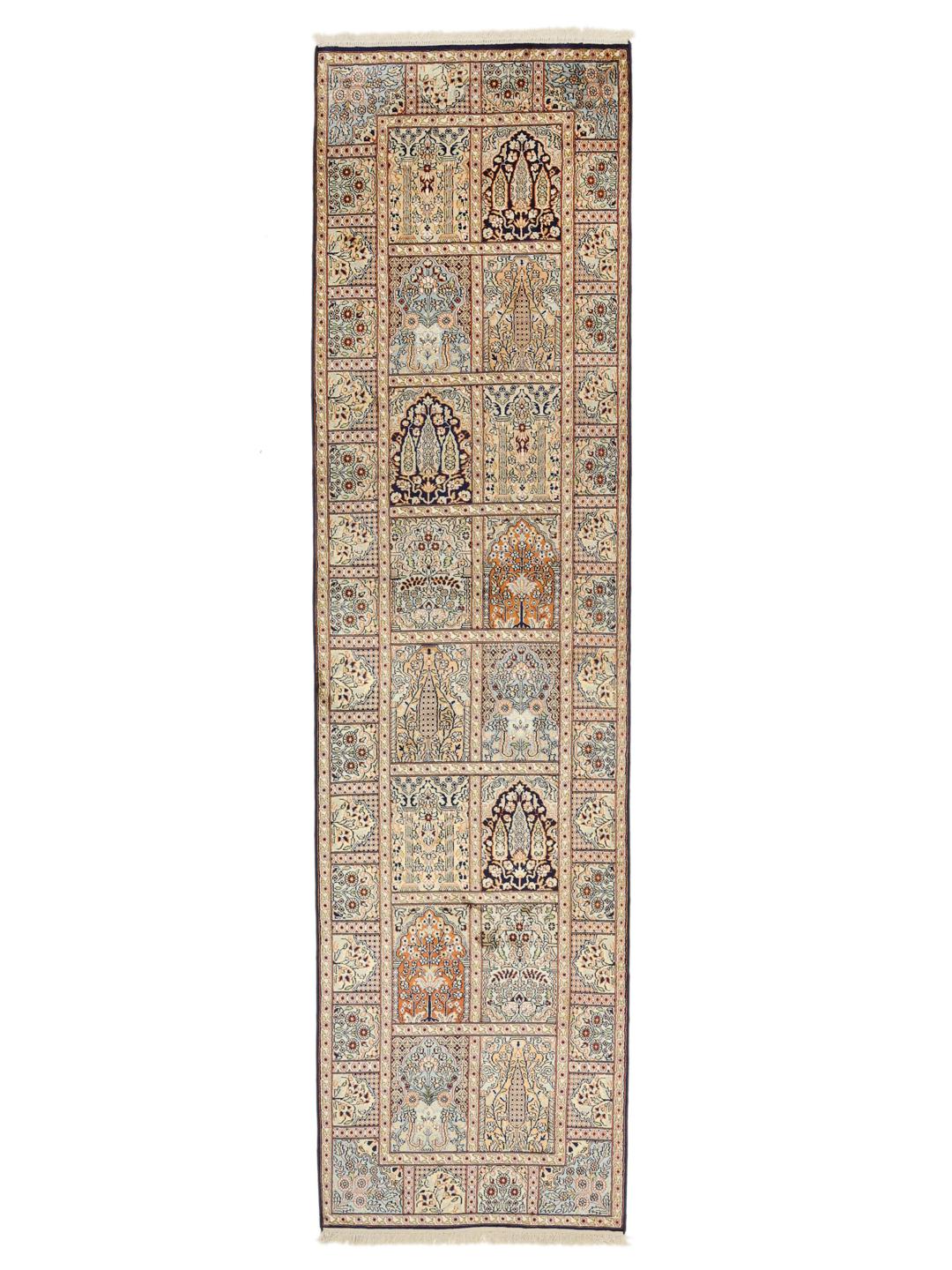 En lang, smal løber fra Indien med en flerfarvet silkepels og havepanelmotiver.