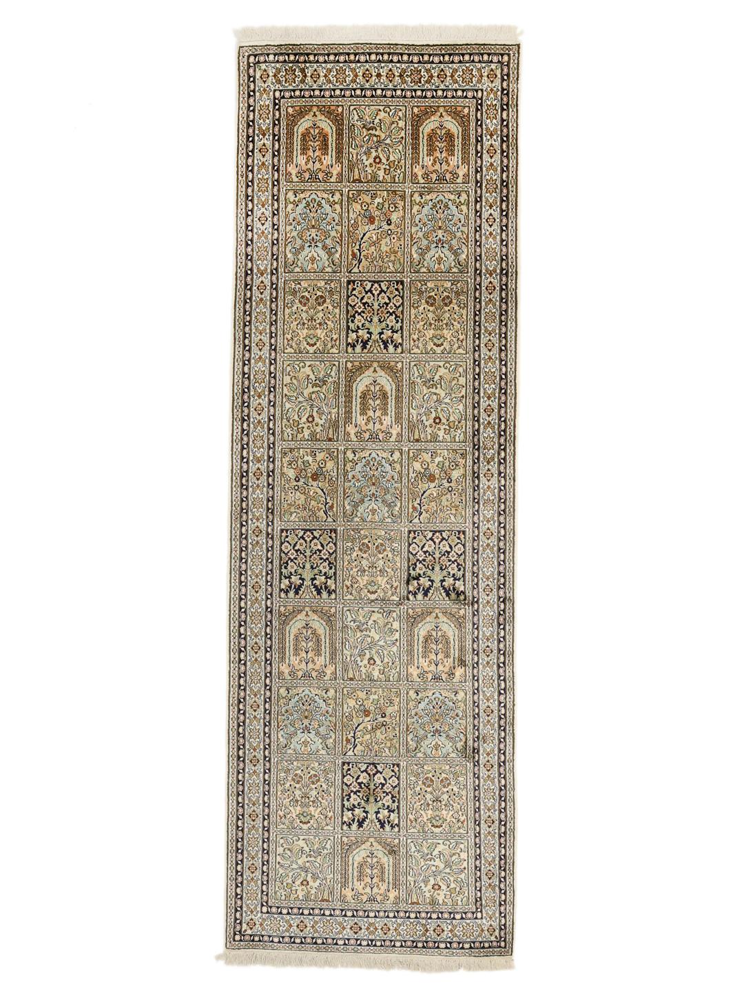 Håndknyttet Kashmir-løber i silke med geometrisk gitter og blomstermotiver i beige og blå toner fra Indien.