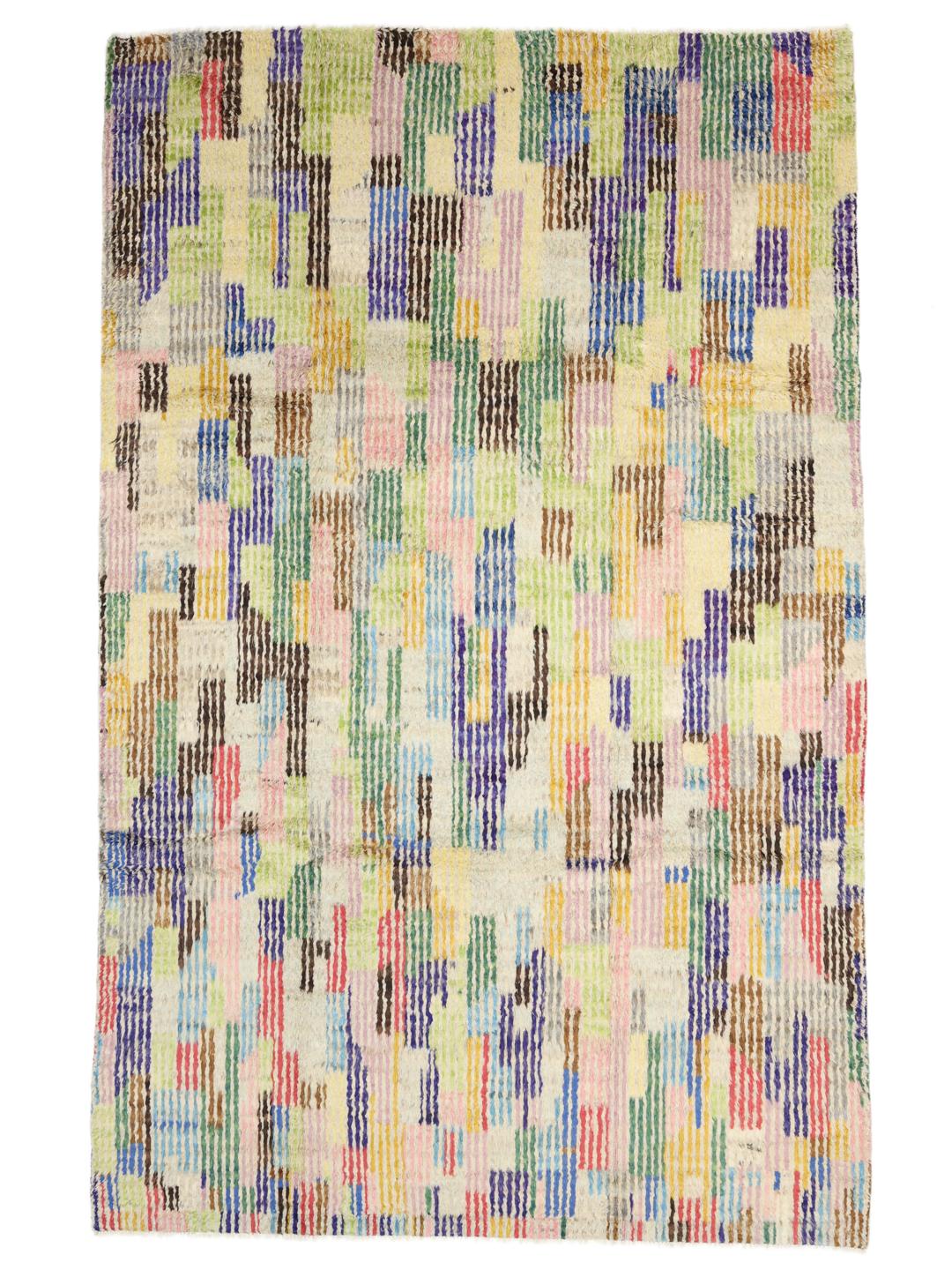 Un tapis berbère multicolore noué à la main, originaire d'Afghanistan.