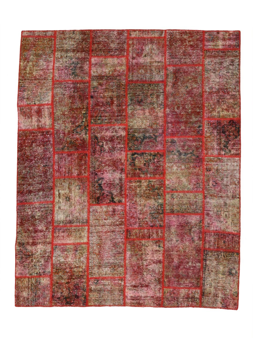 Un tapis patchwork rouge vibrant composé de fragments de laine noués à la main provenant du Moyen-Orient.
