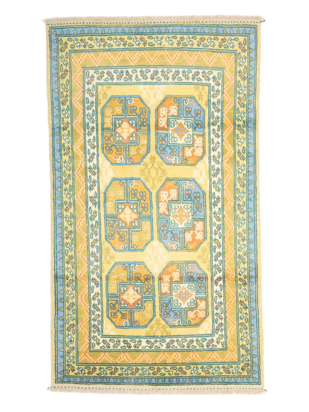 Håndknyttet Afghan Akhche tæppe med gul bund og traditionelle motiver.