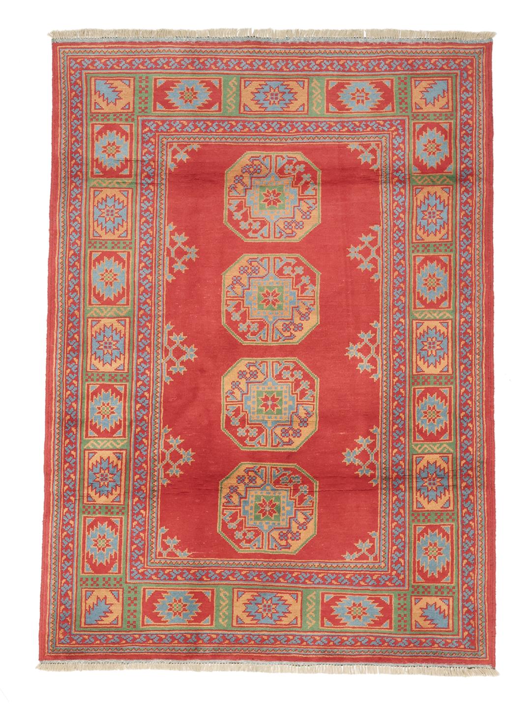 Håndknyttet afghansk tæppe med rød bund og traditionelle geometriske motiver
