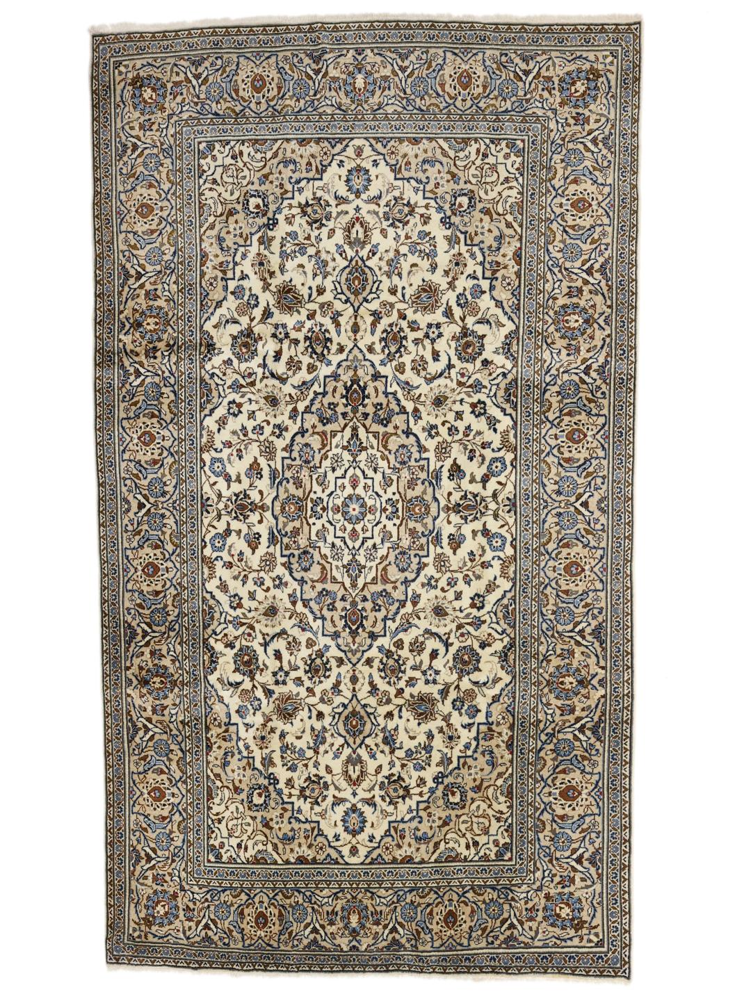 Handgeknoopt Keshan-tapijt uit het Midden-Oosten met een beige achtergrond en bloemenpatronen