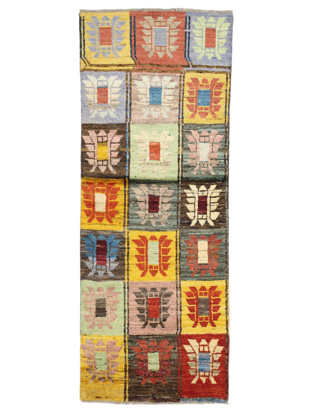 Een levendige, handgeknoopte loper uit Afghanistan met een kleurrijk raster van decoratieve motieven.